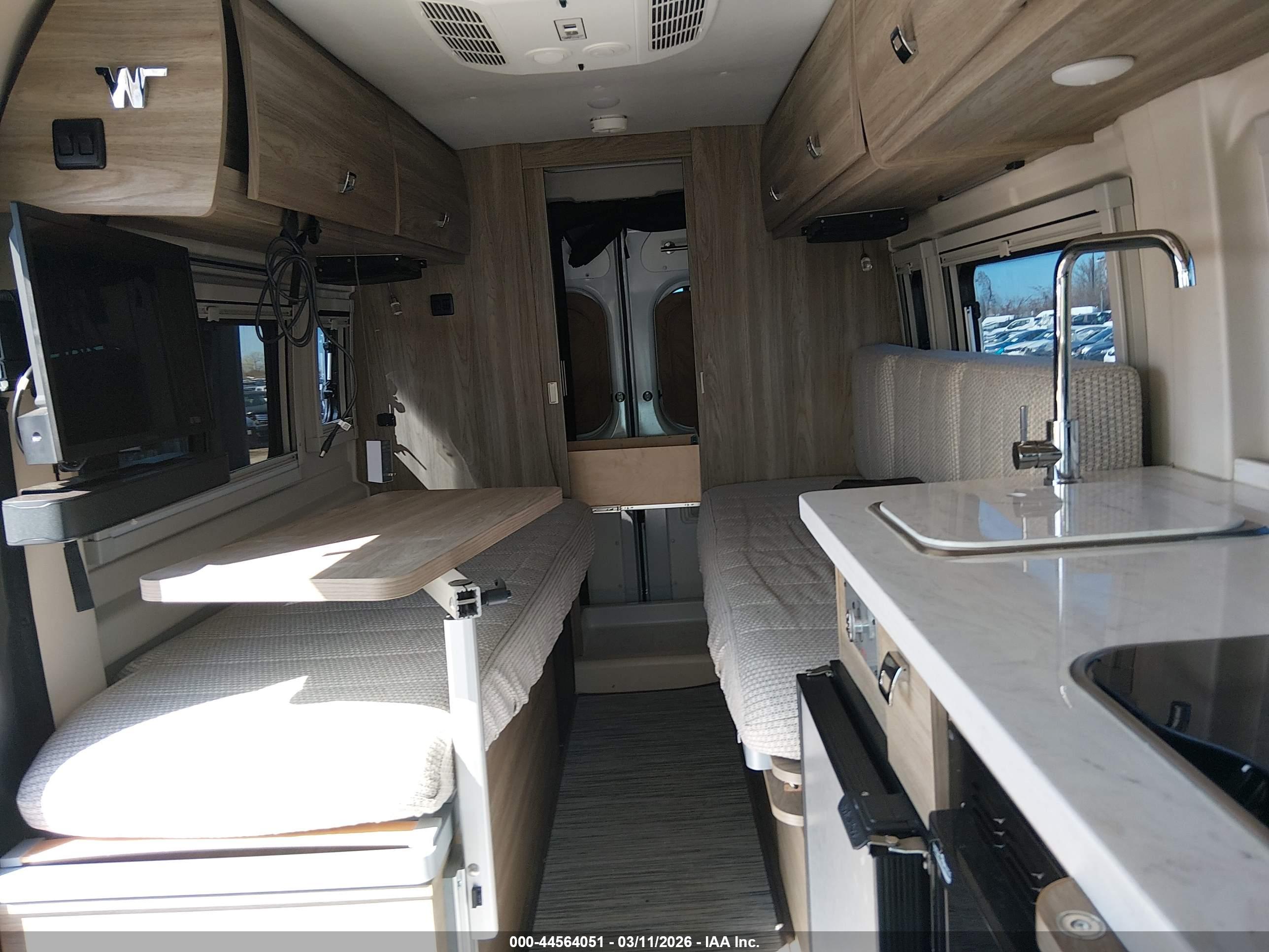WINNEBAGO WALK-IN image 8