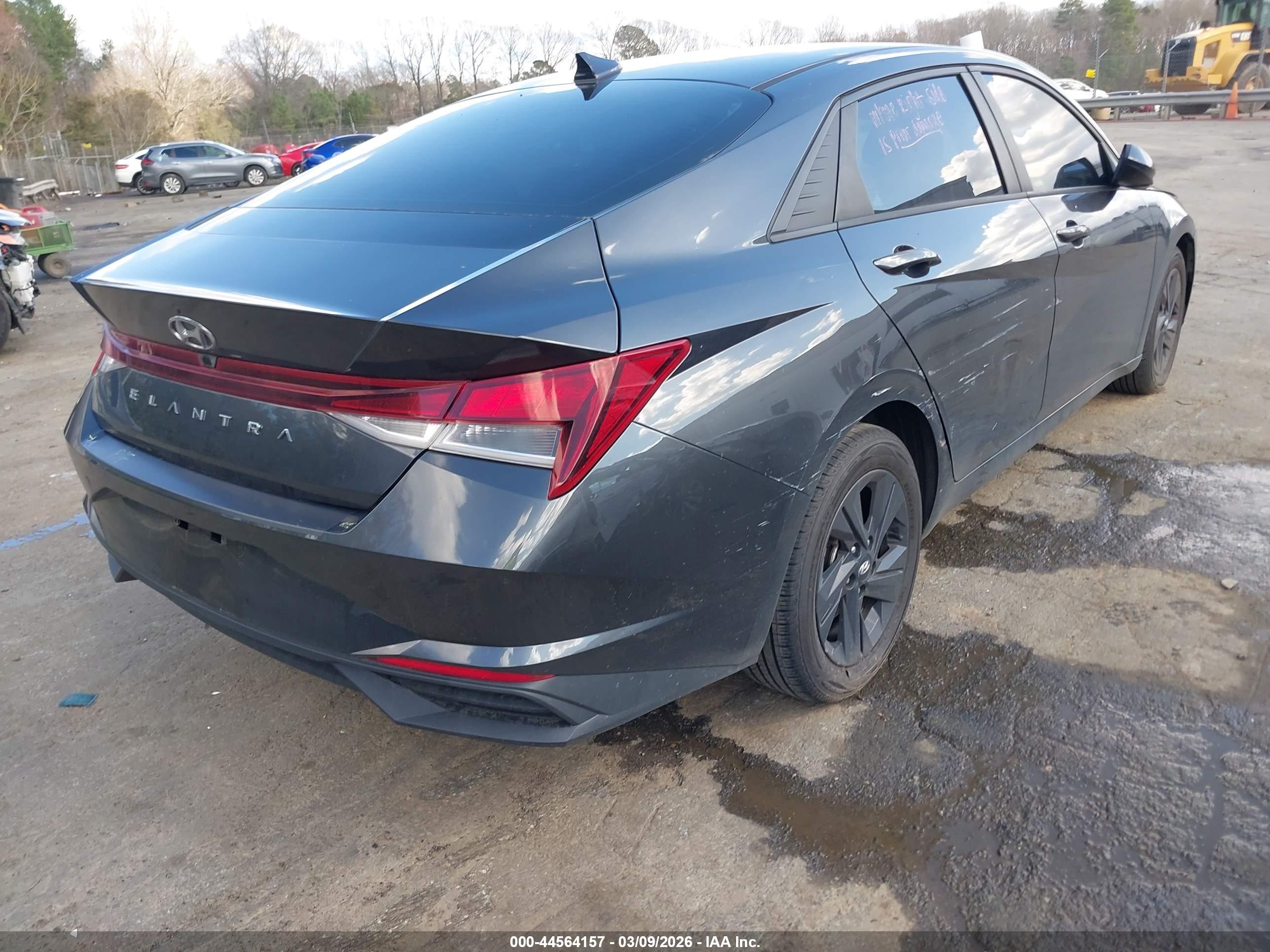 HYUNDAI ELANTRA image 4