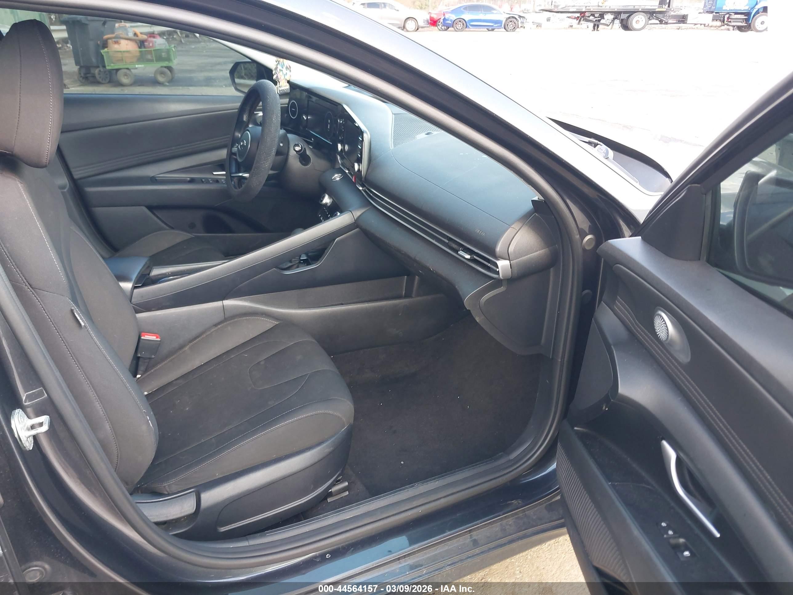 HYUNDAI ELANTRA image 5