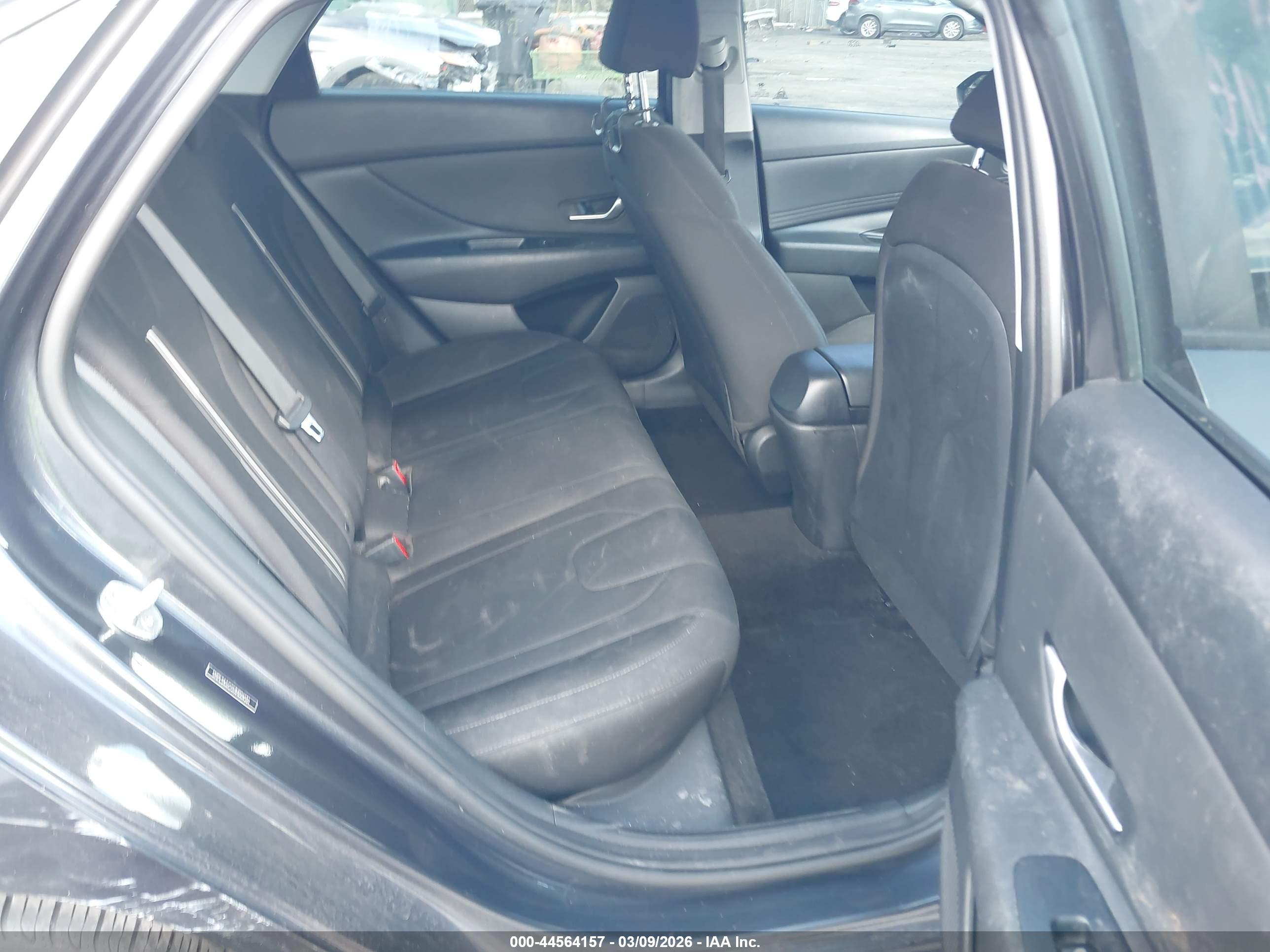 HYUNDAI ELANTRA image 8