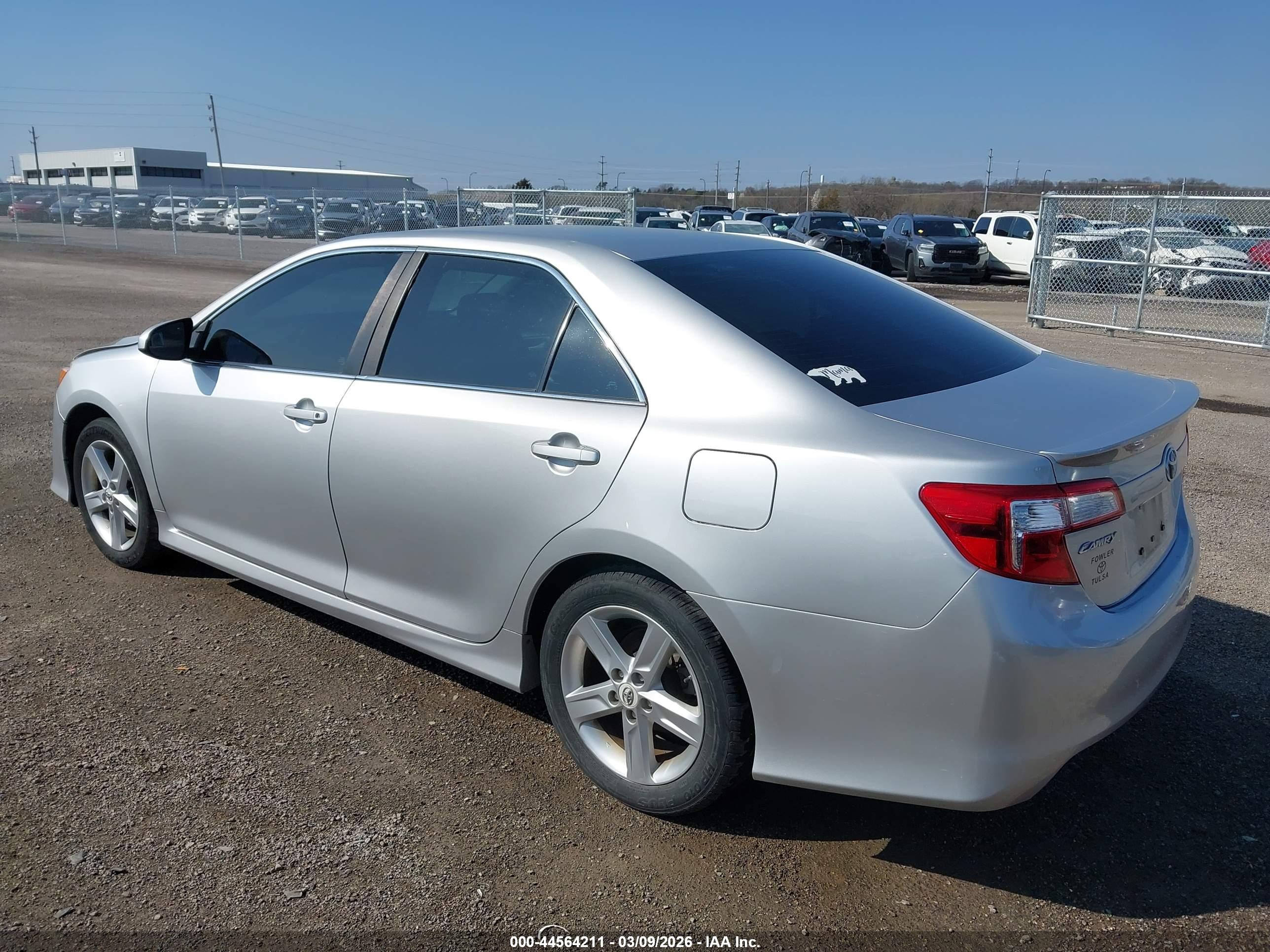 TOYOTA CAMRY image 3