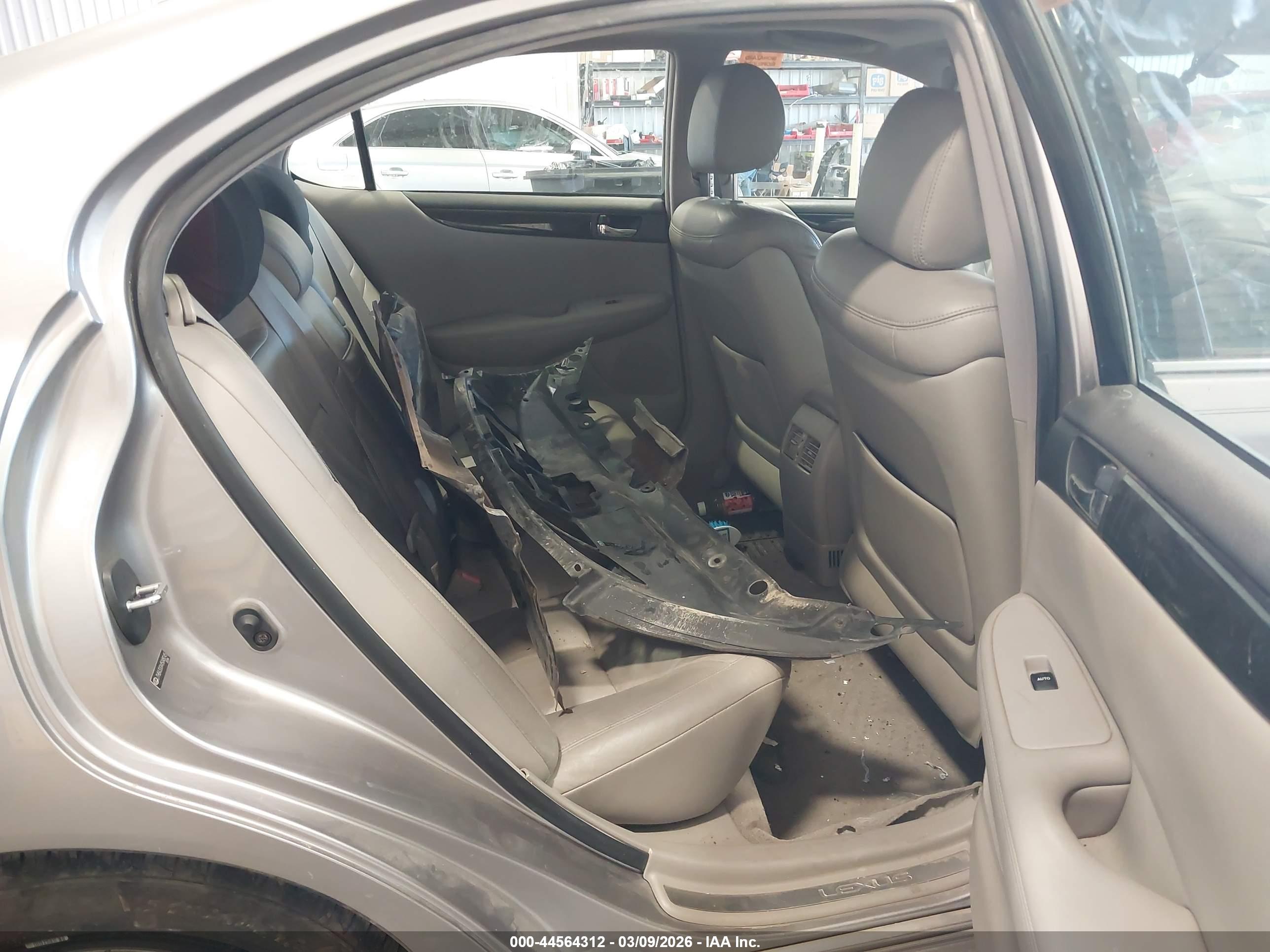 LEXUS ES image 8