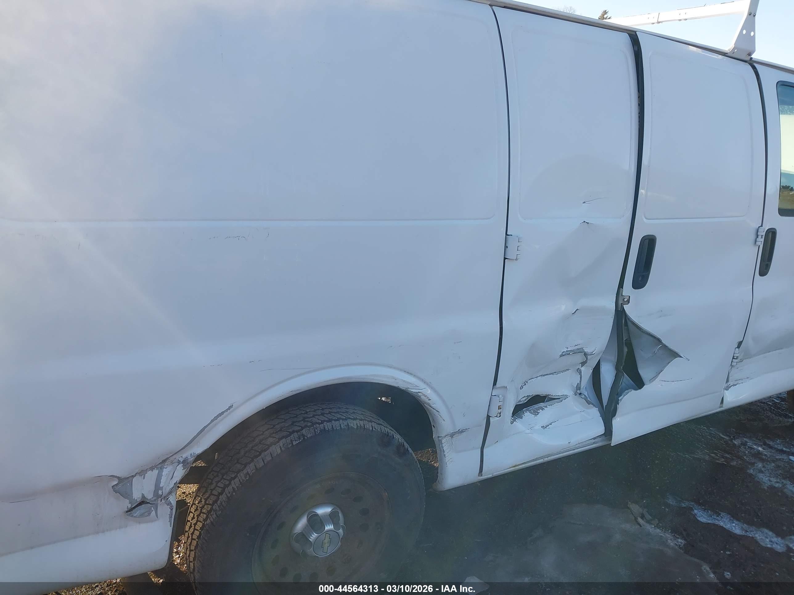 CHEVROLET EXPRESS image 6