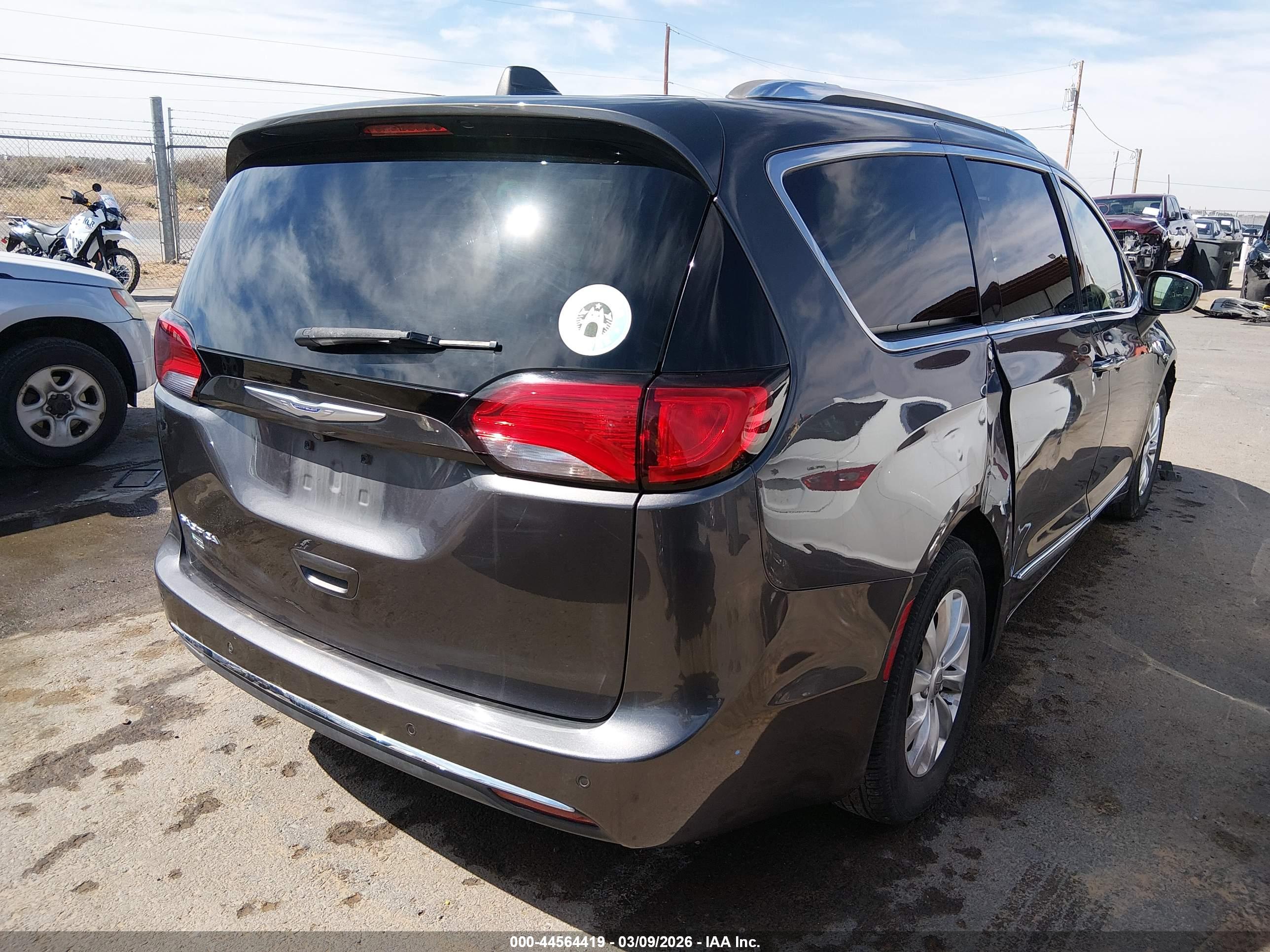 CHRYSLER PACIFICA image 4