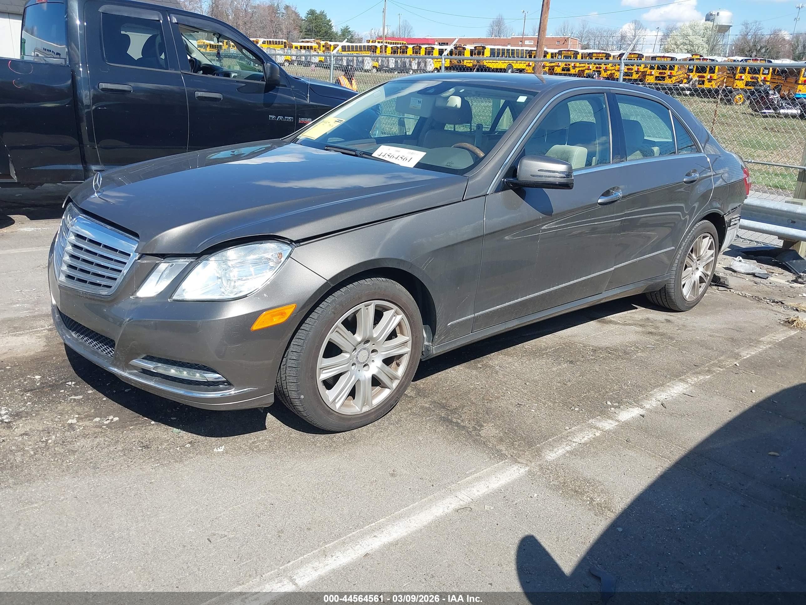 MERCEDES-BENZ E image 2