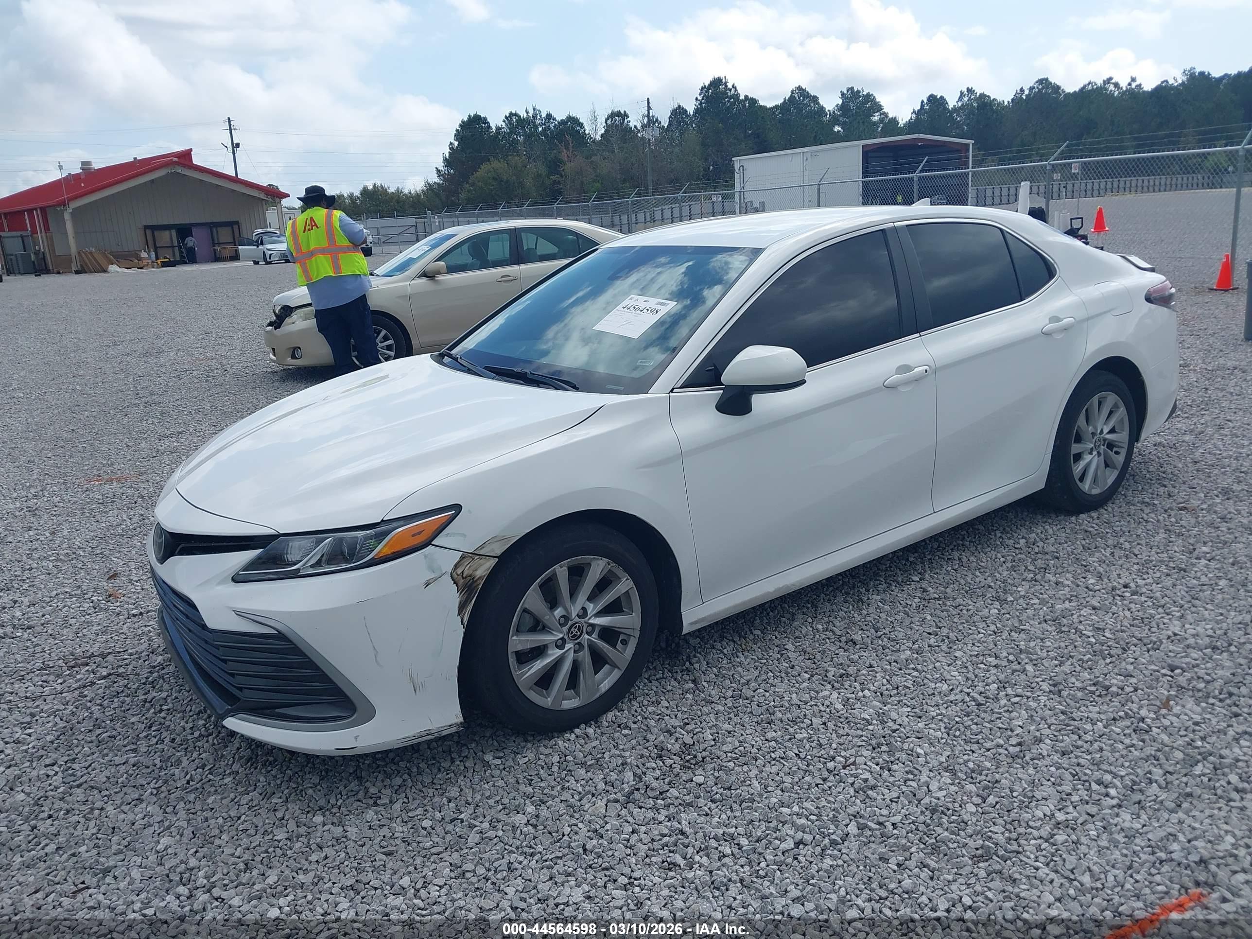 TOYOTA CAMRY image 2