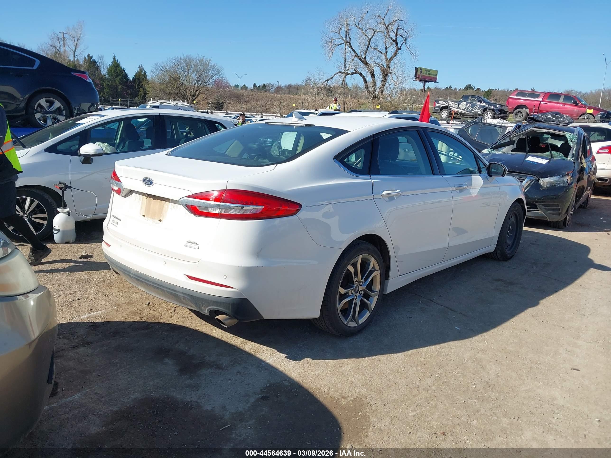 FORD FUSION image 4