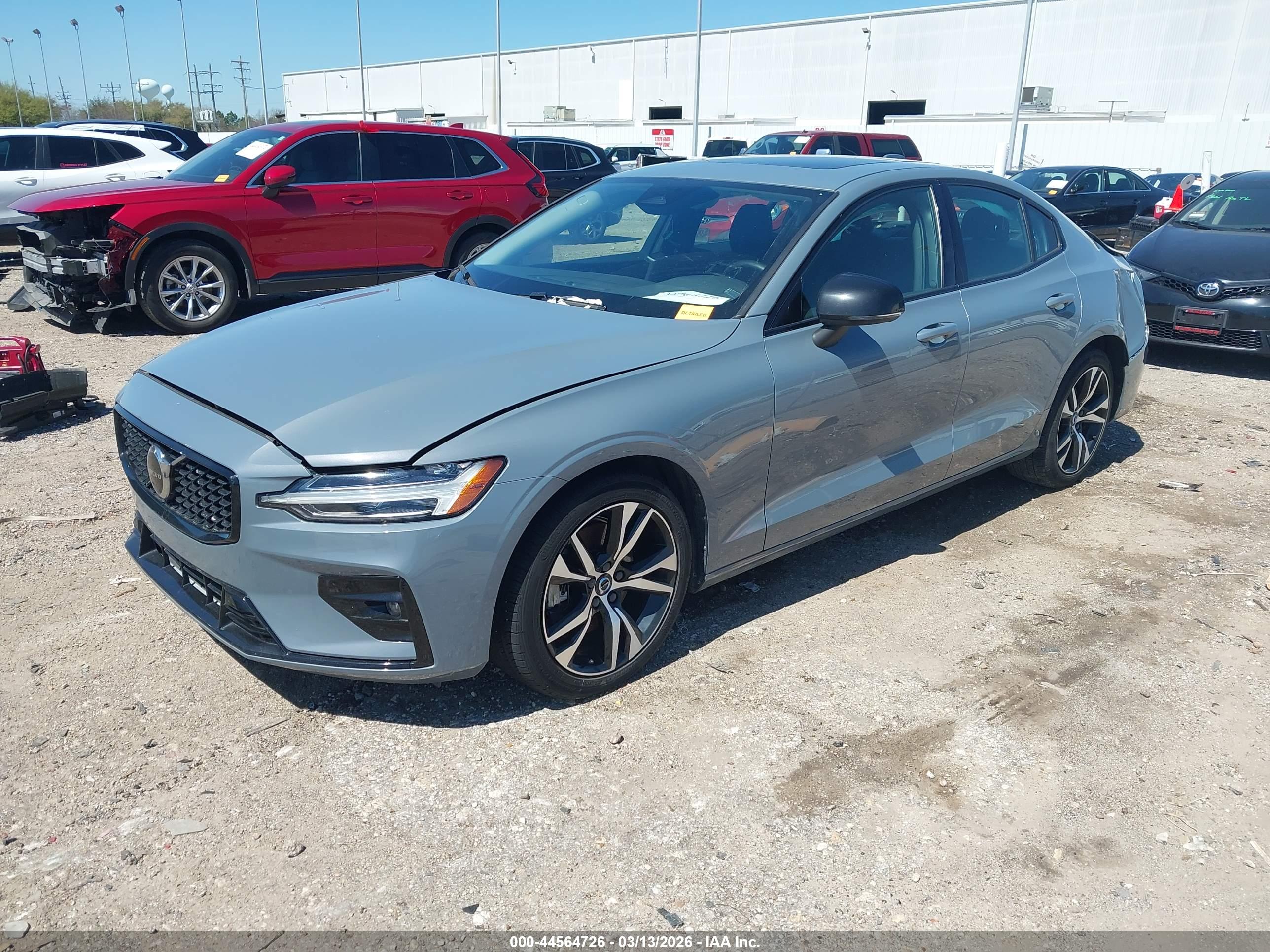 VOLVO S60 image 2