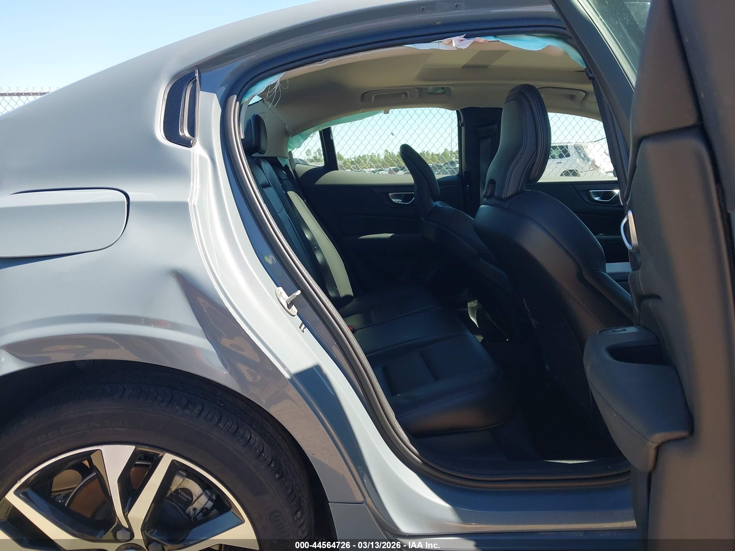 VOLVO S60 image 8