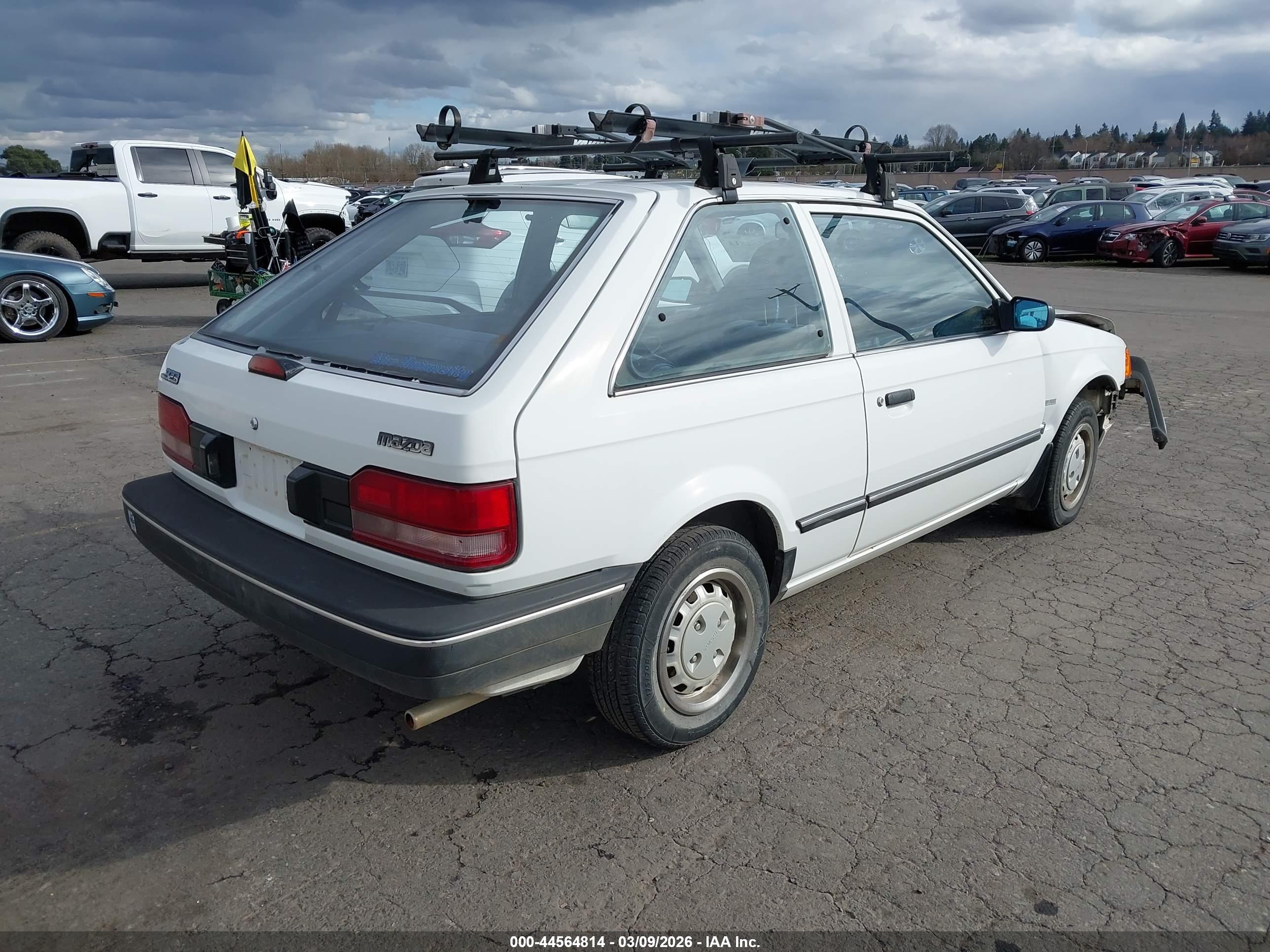 MAZDA 323 image 4