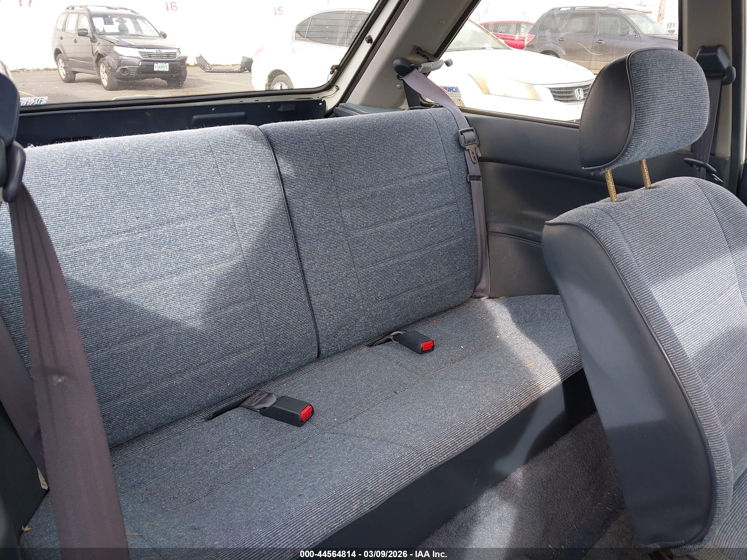 MAZDA 323 image 8