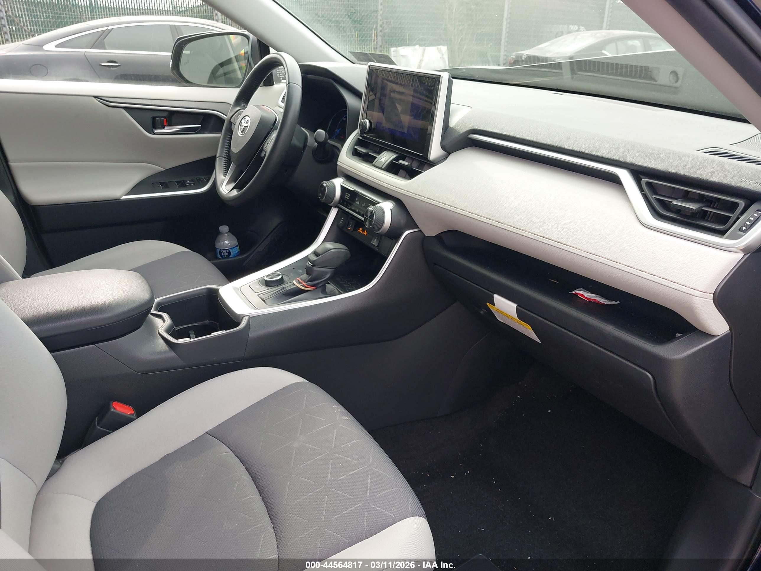 TOYOTA RAV4 image 5