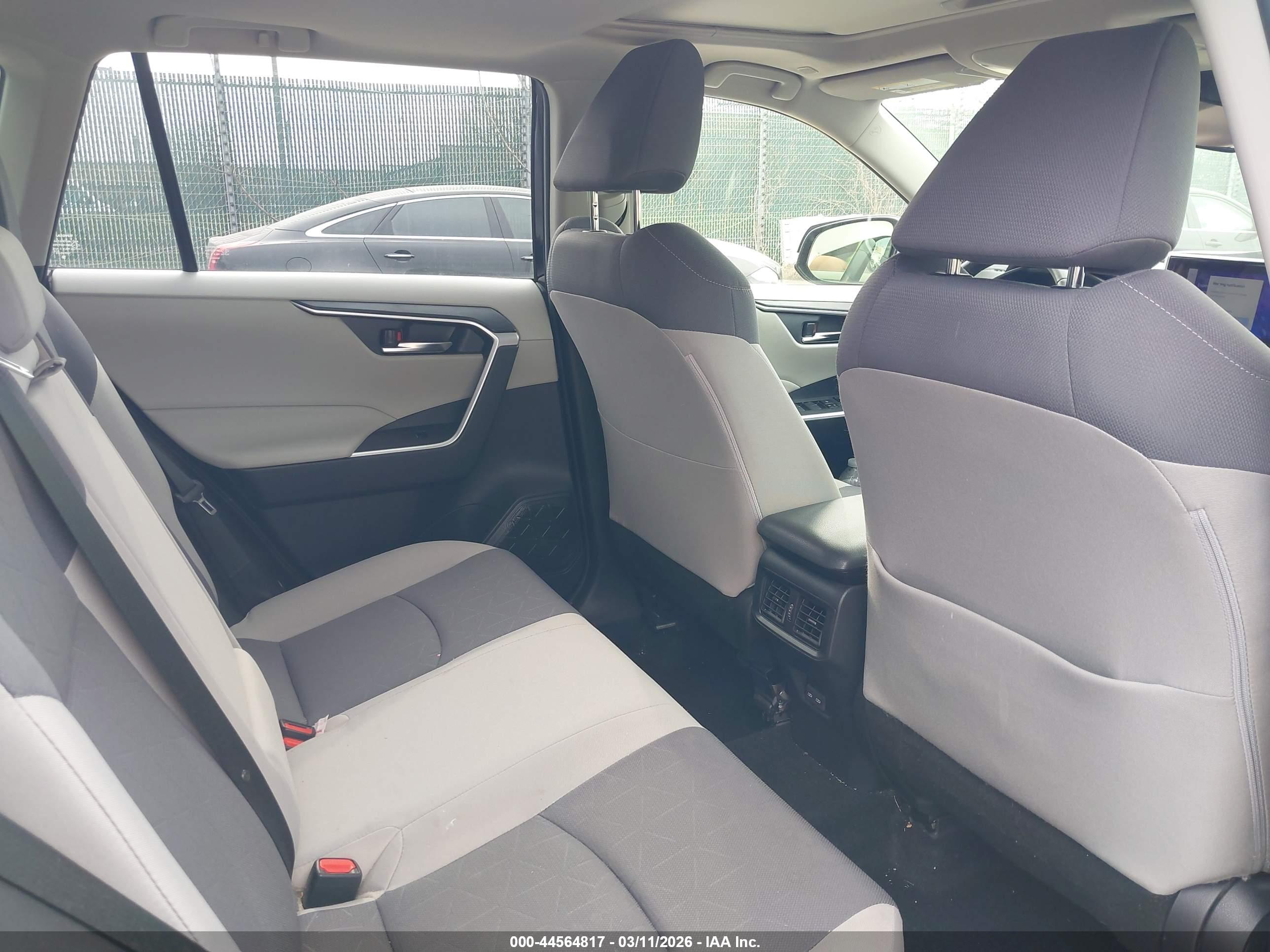 TOYOTA RAV4 image 8