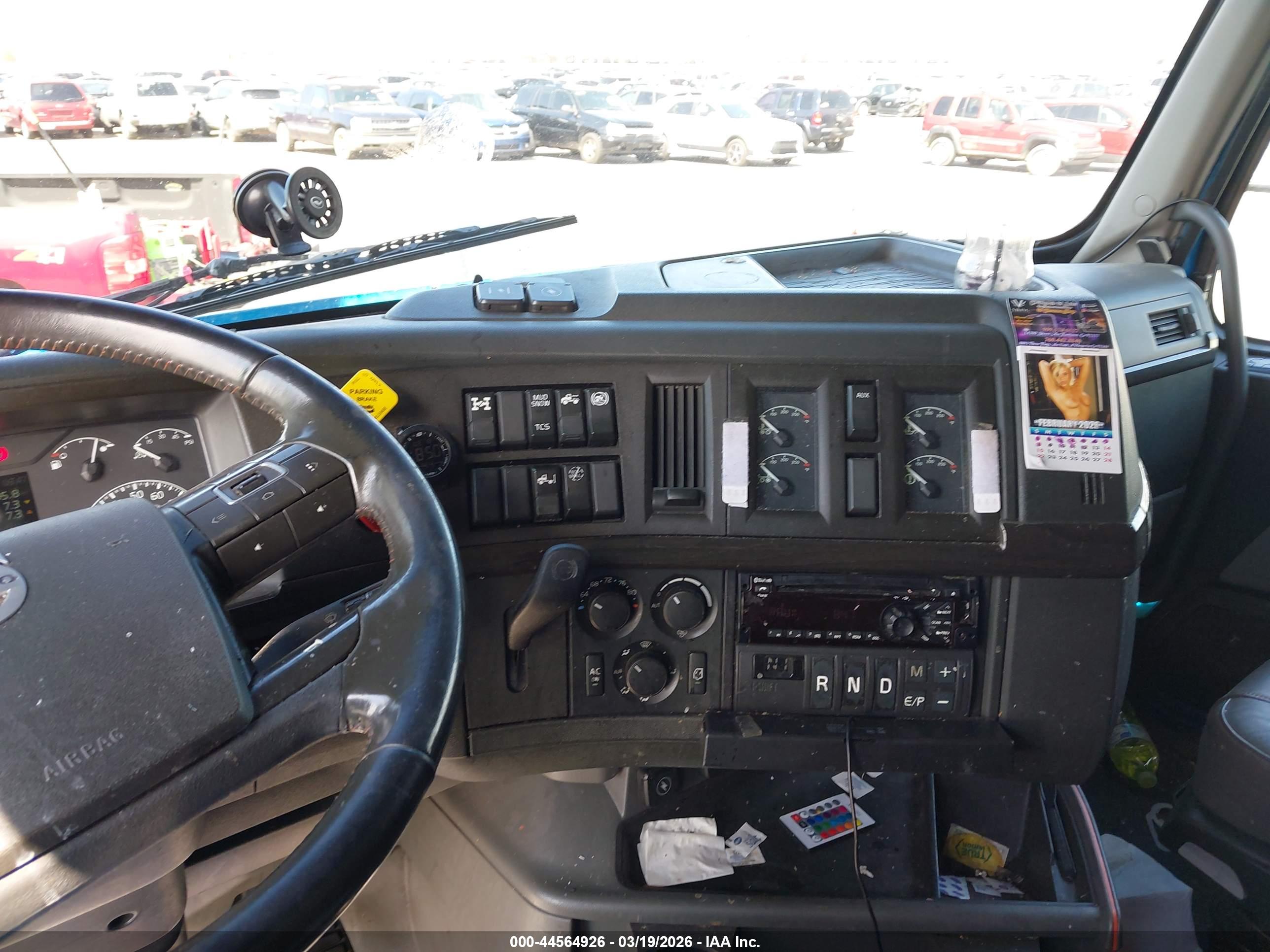 VOLVO VNL image 8