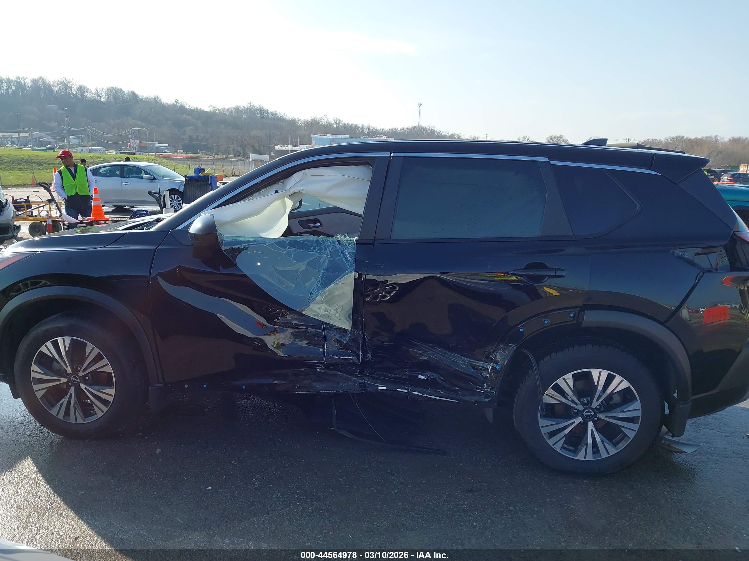 NISSAN ROGUE image 6
