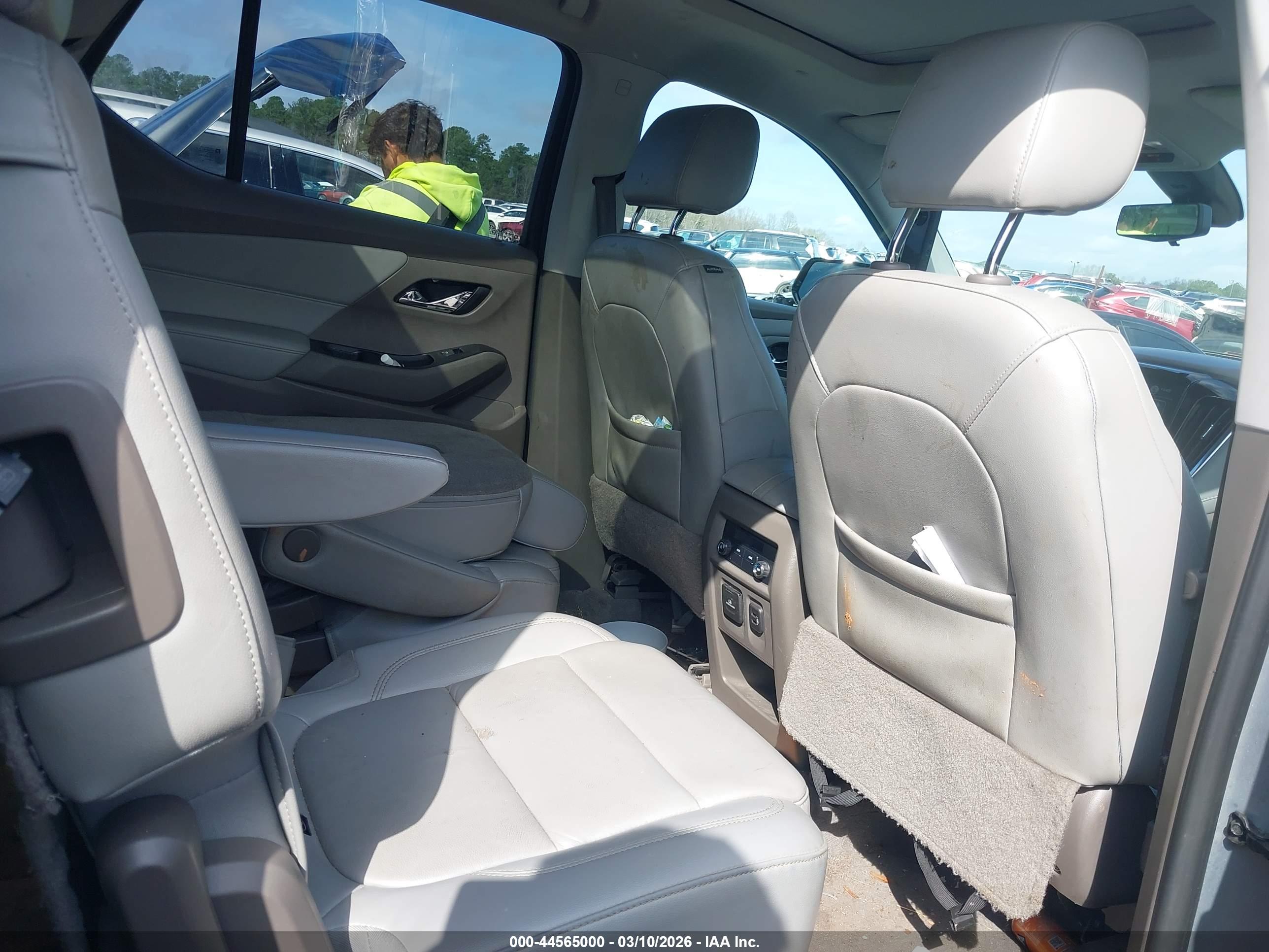 CHEVROLET TRAVERSE image 8