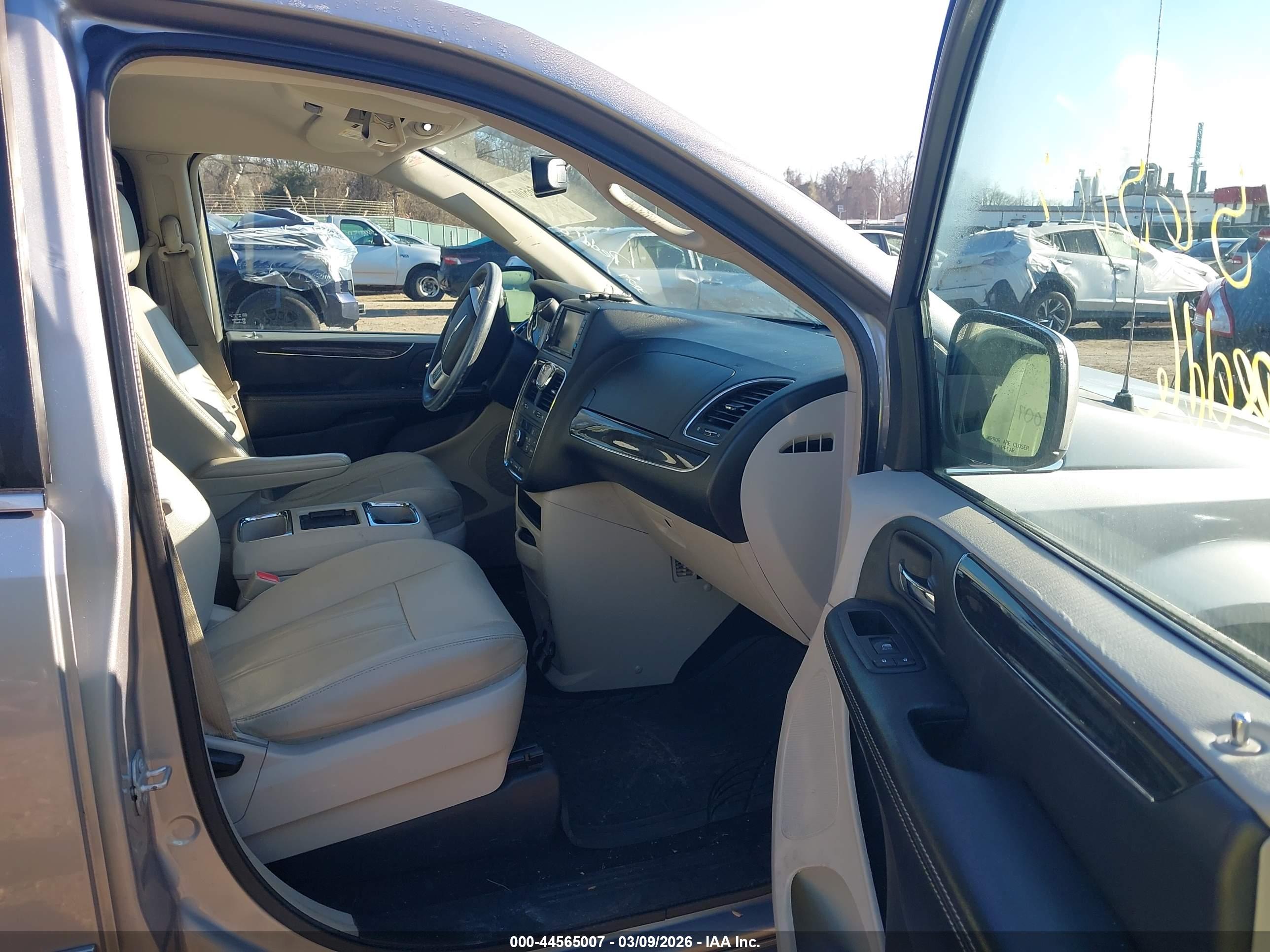 CHRYSLER TOWN image 5