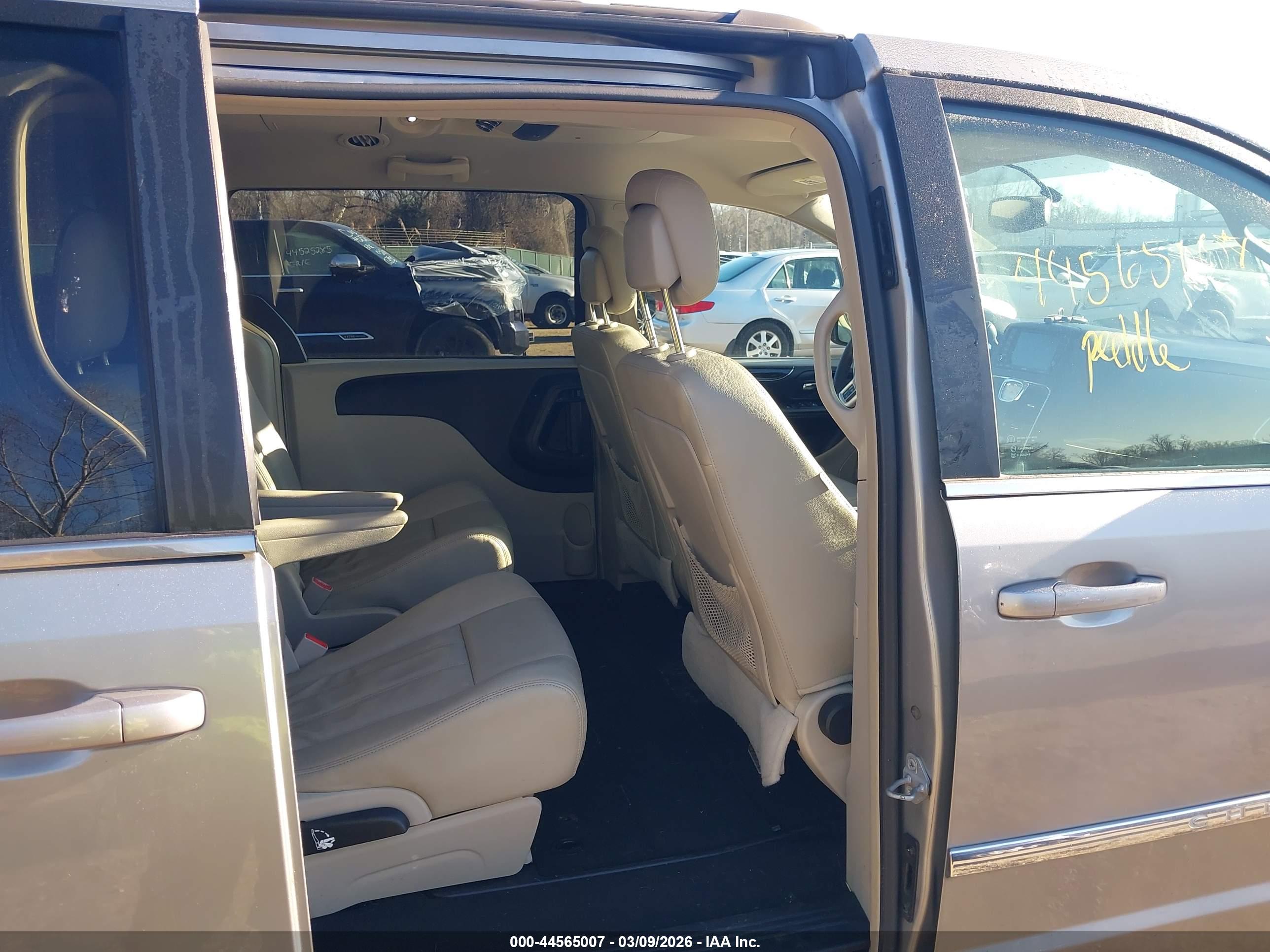 CHRYSLER TOWN image 8