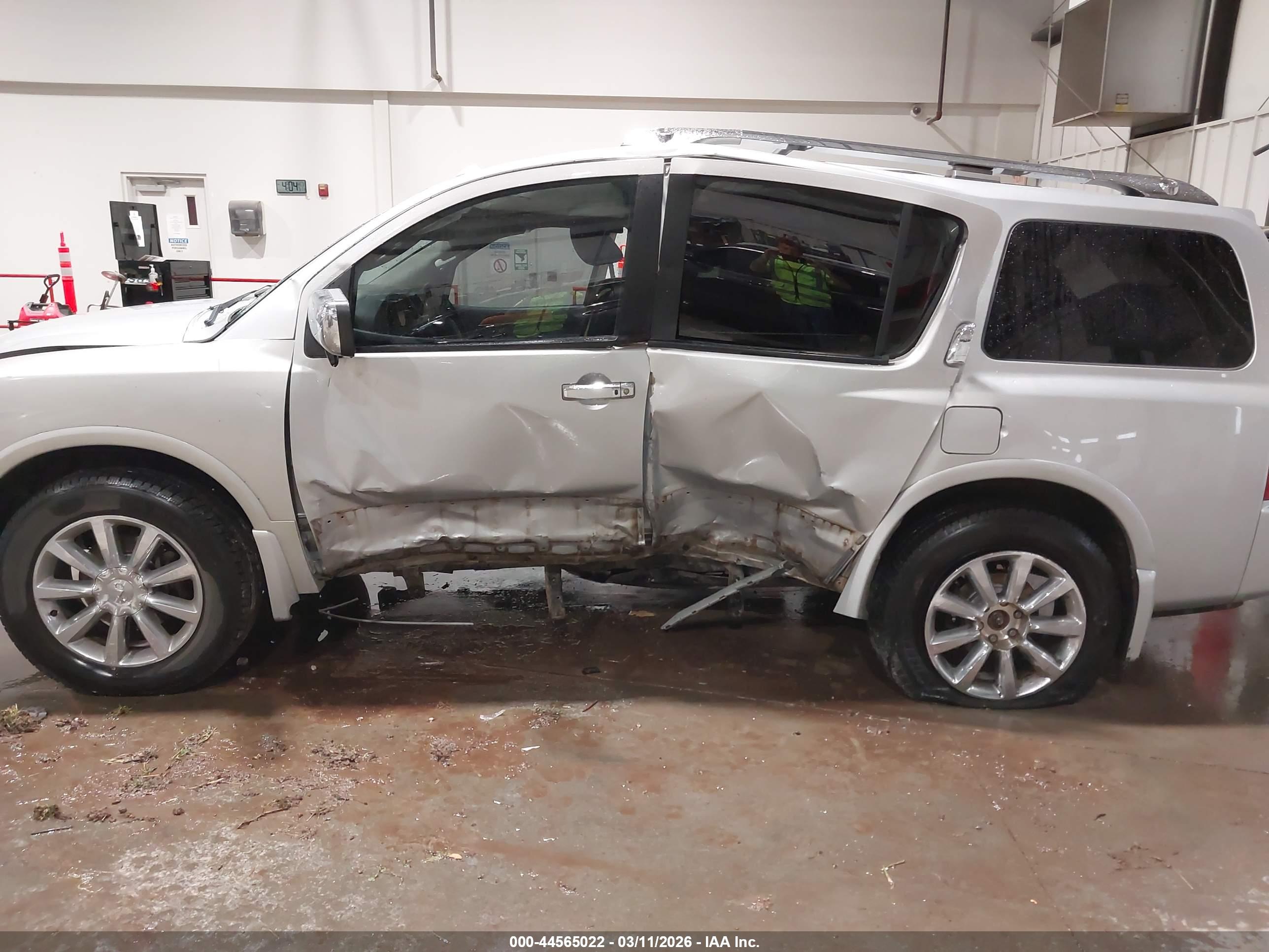INFINITI QX56 image 6