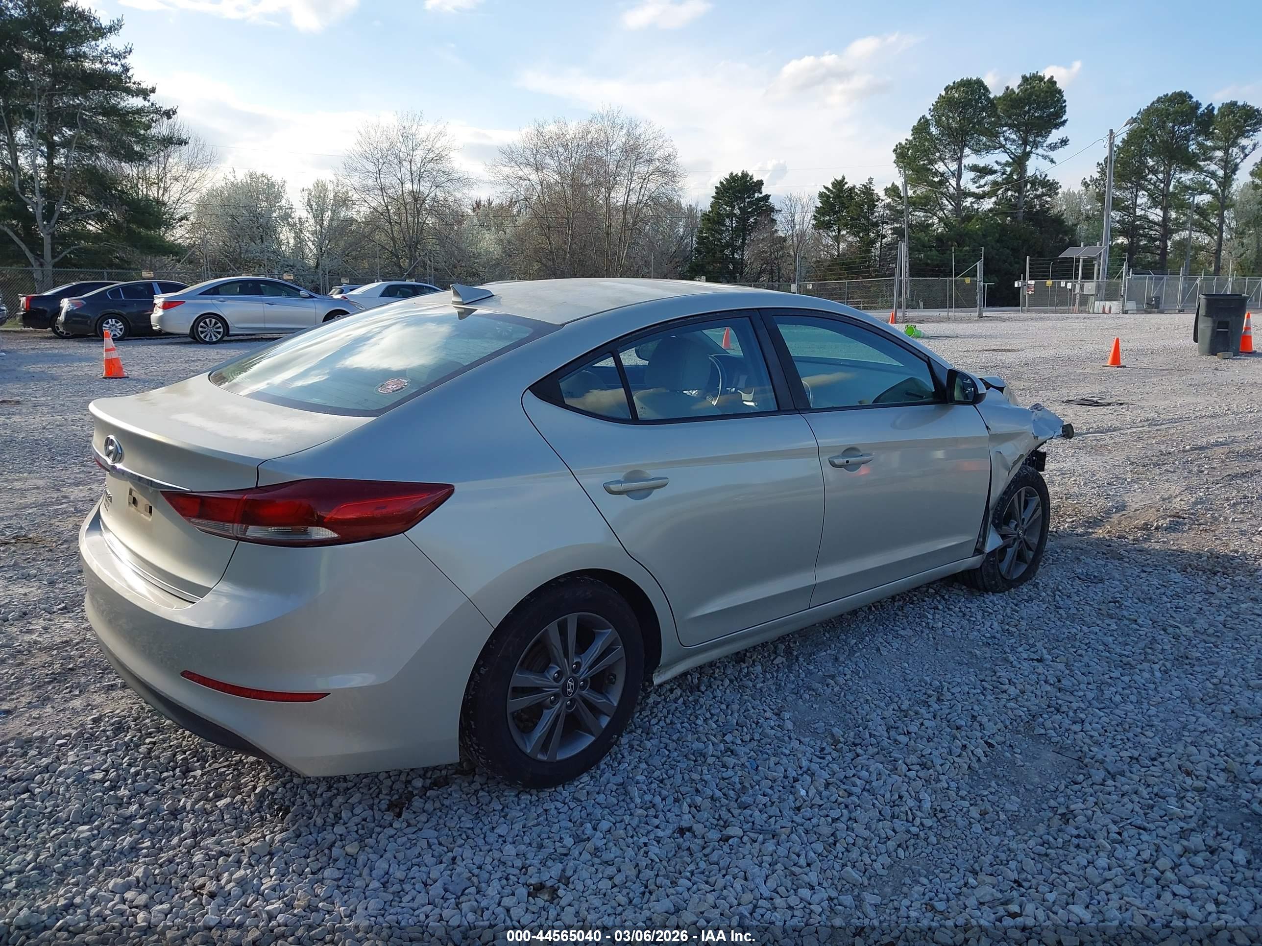 HYUNDAI ELANTRA image 4