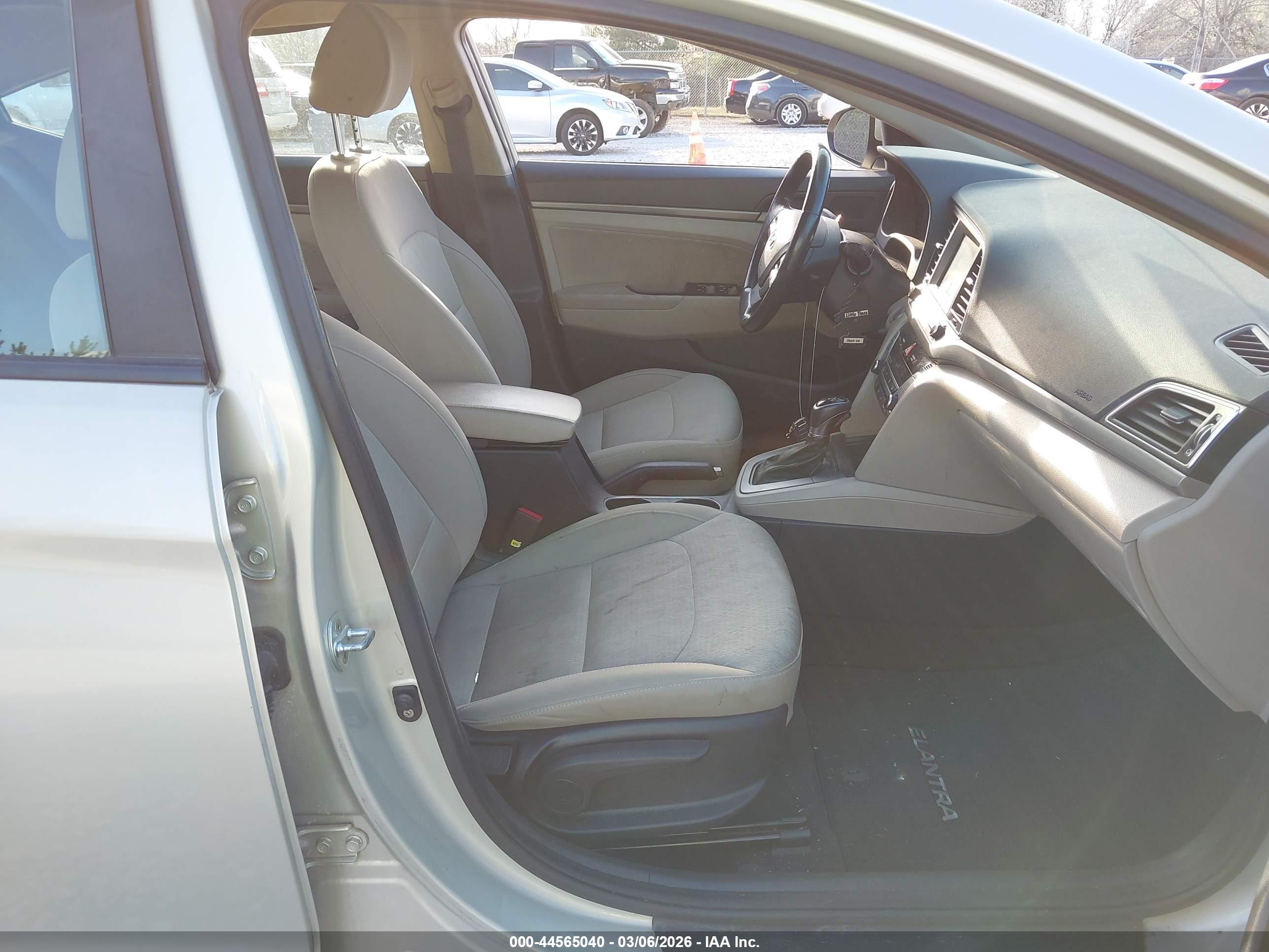 HYUNDAI ELANTRA image 5