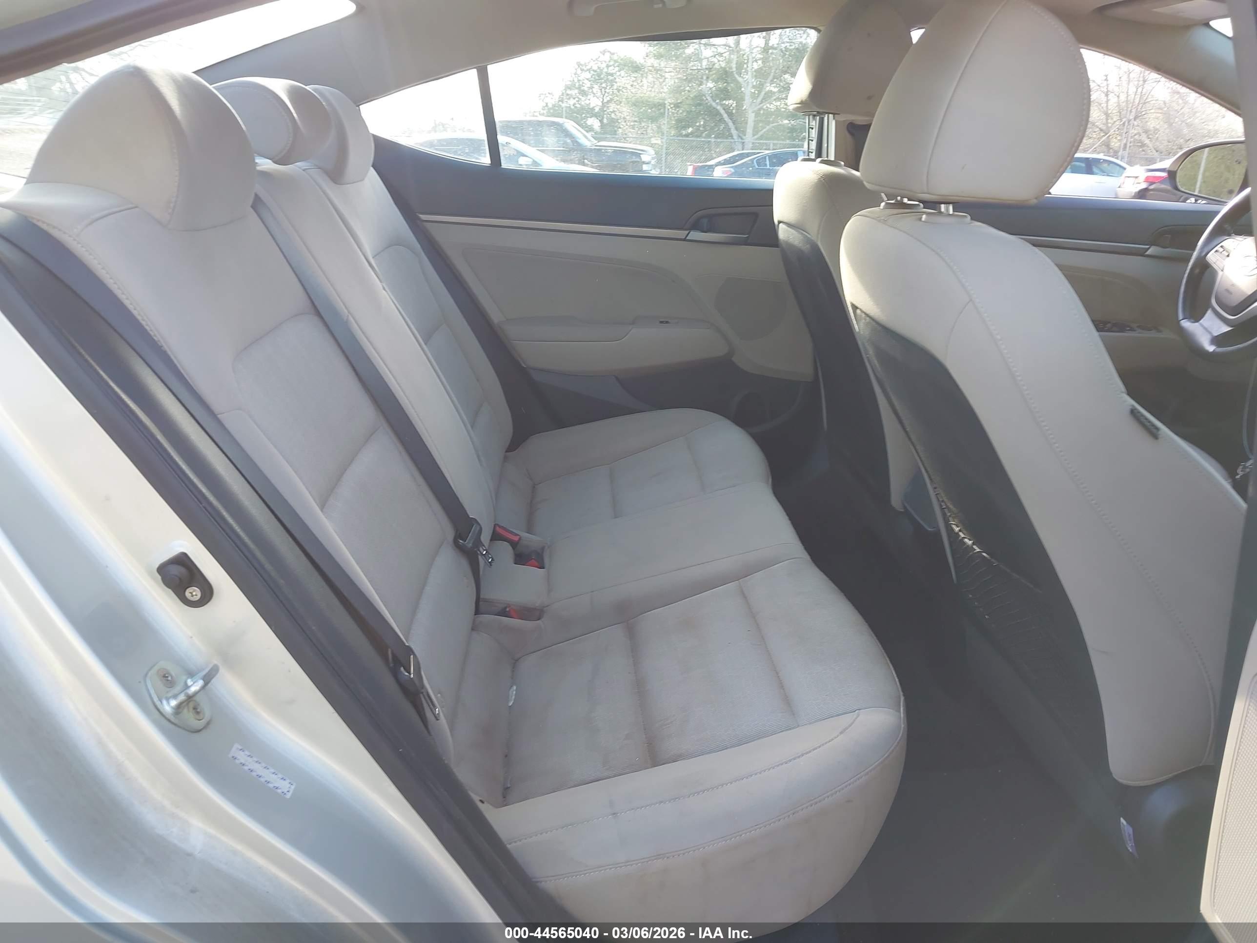 HYUNDAI ELANTRA image 8