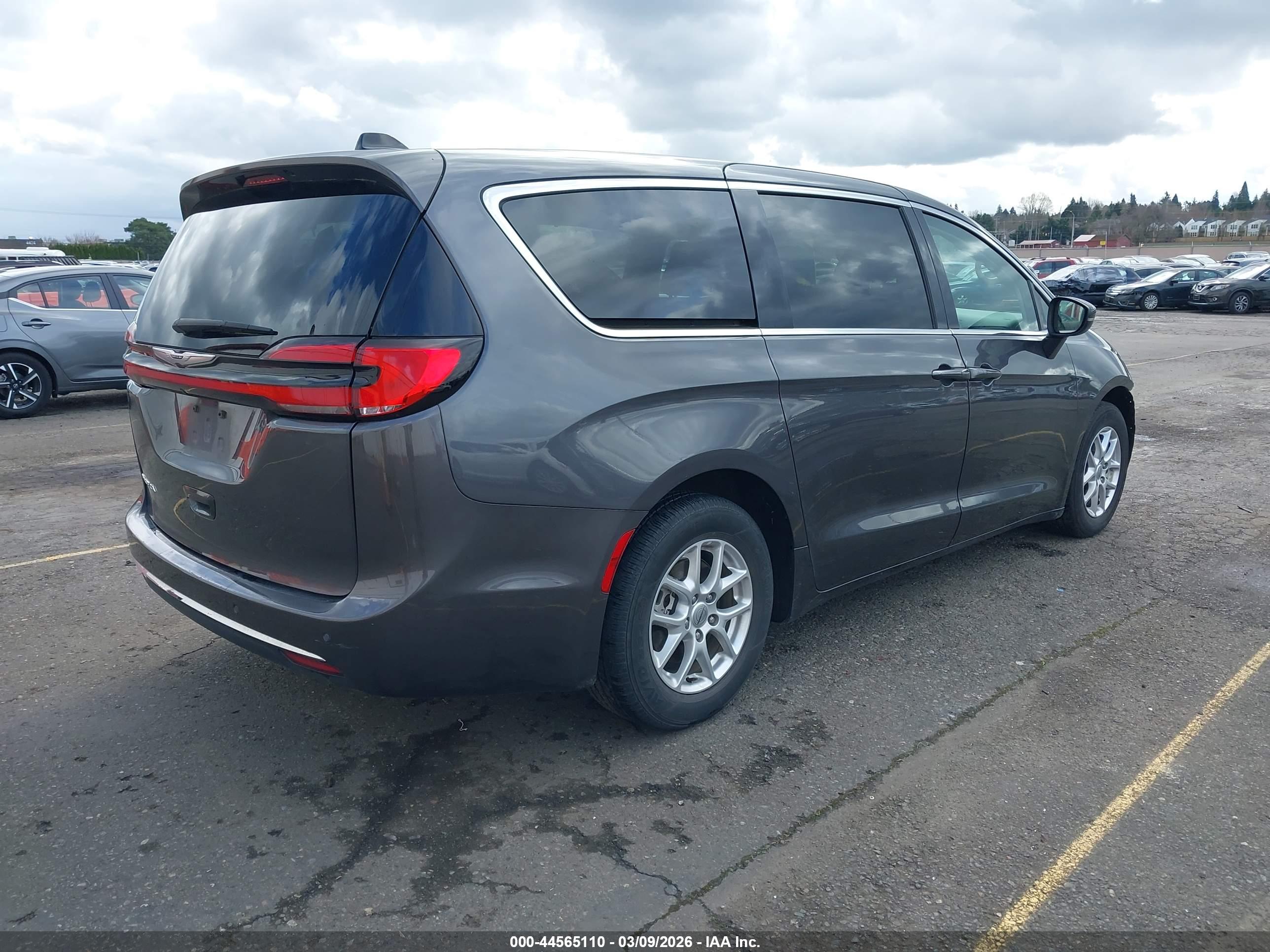 CHRYSLER PACIFICA image 4