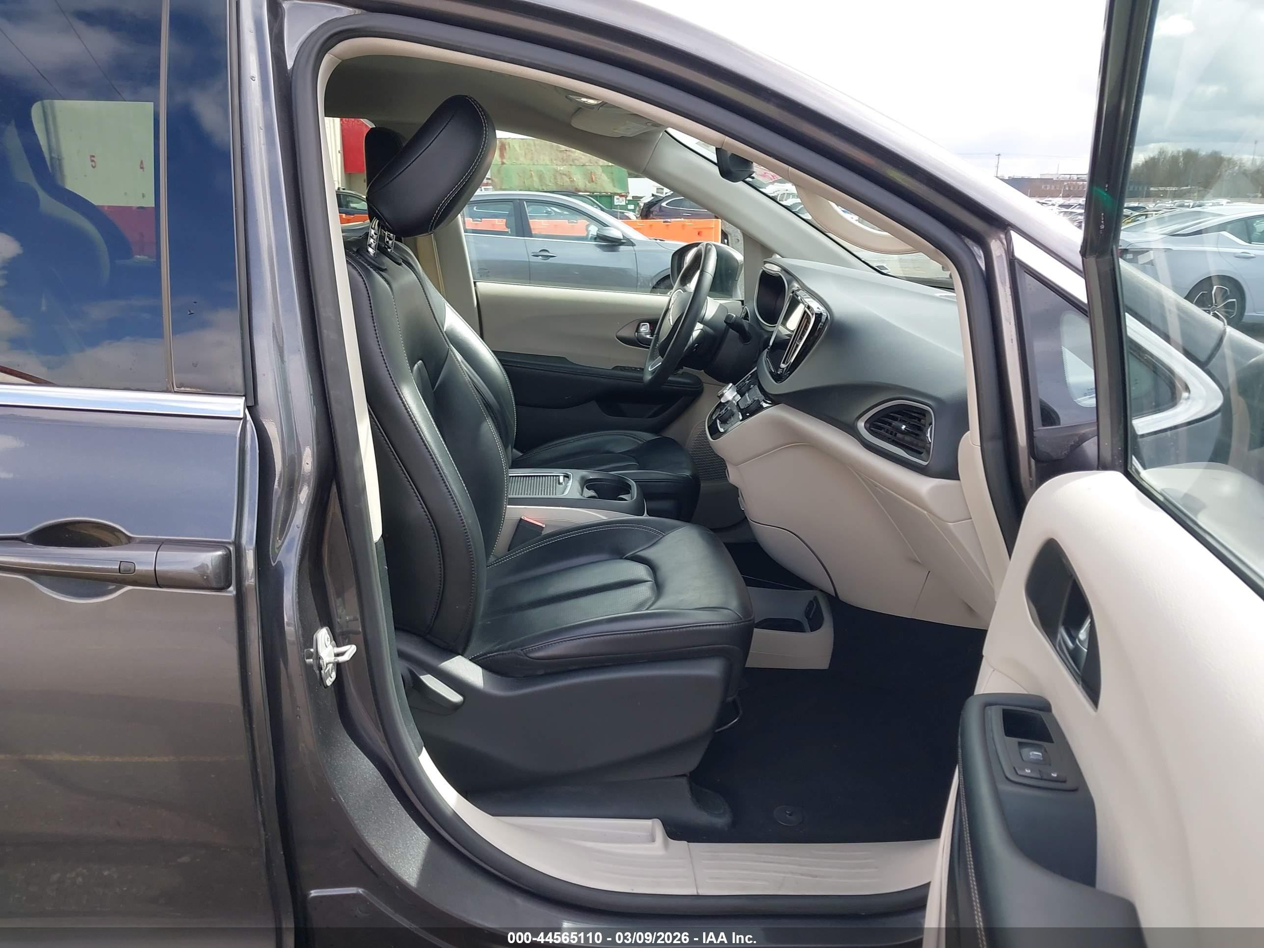 CHRYSLER PACIFICA image 5