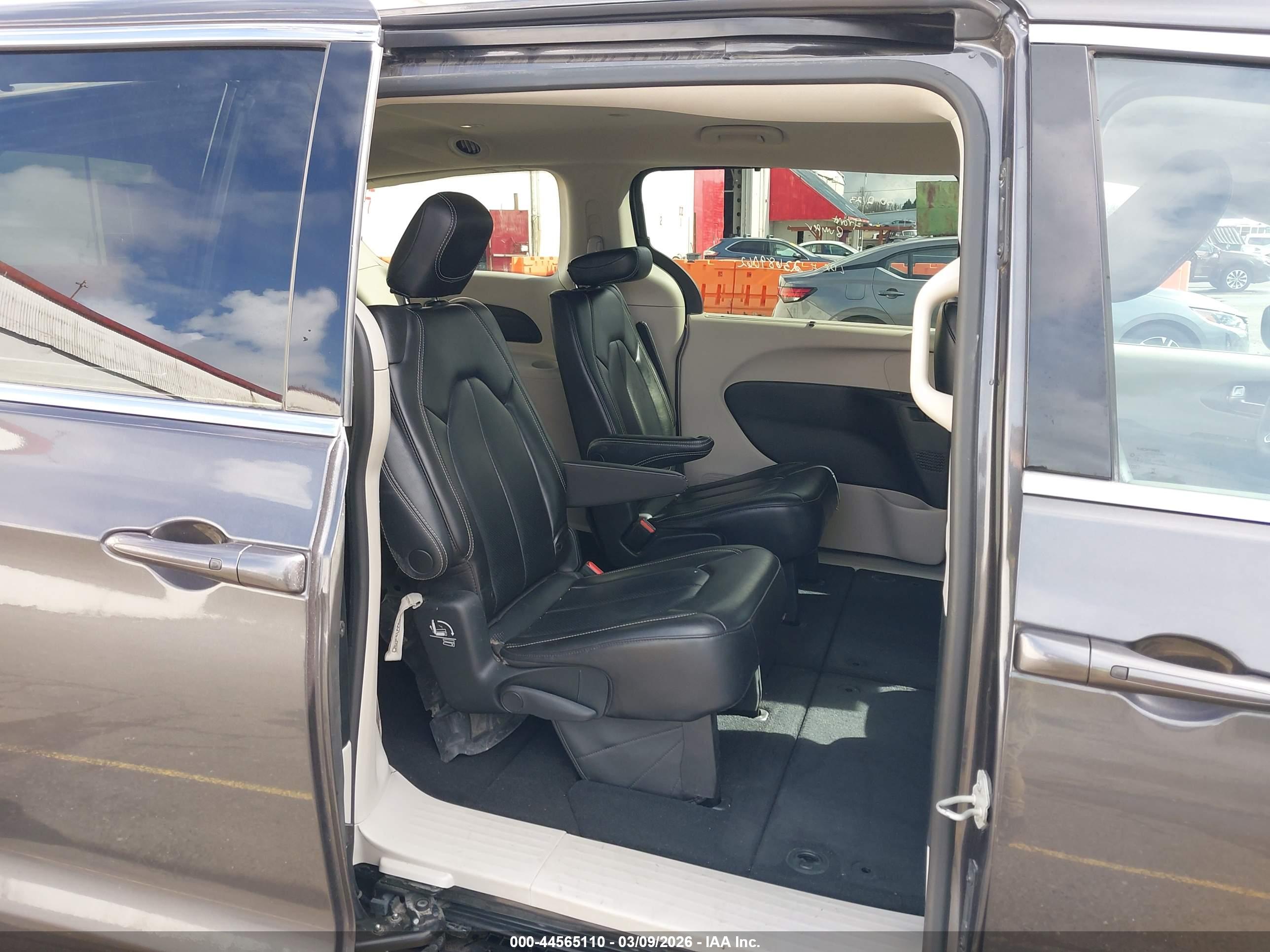 CHRYSLER PACIFICA image 8