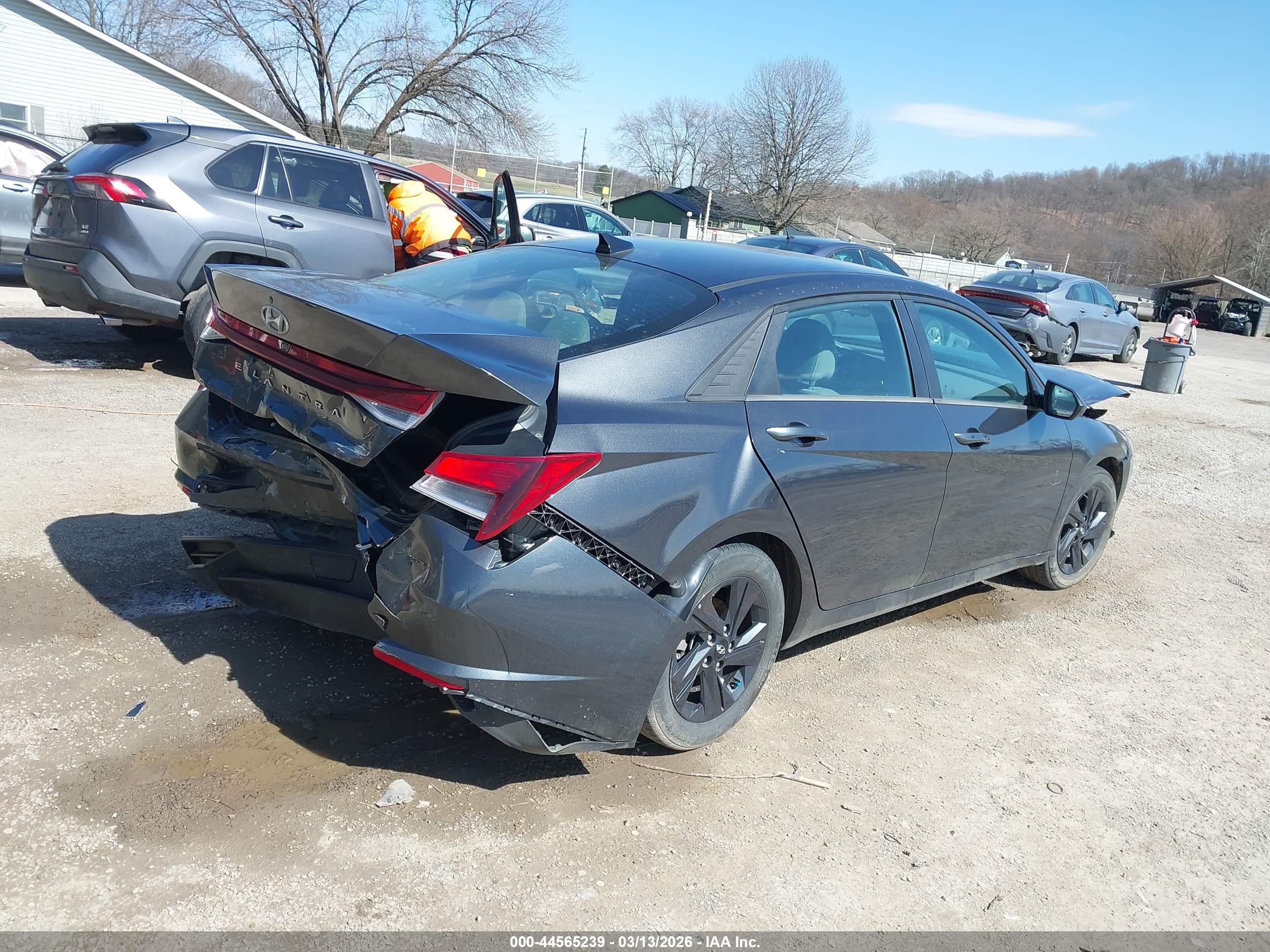 HYUNDAI ELANTRA image 4