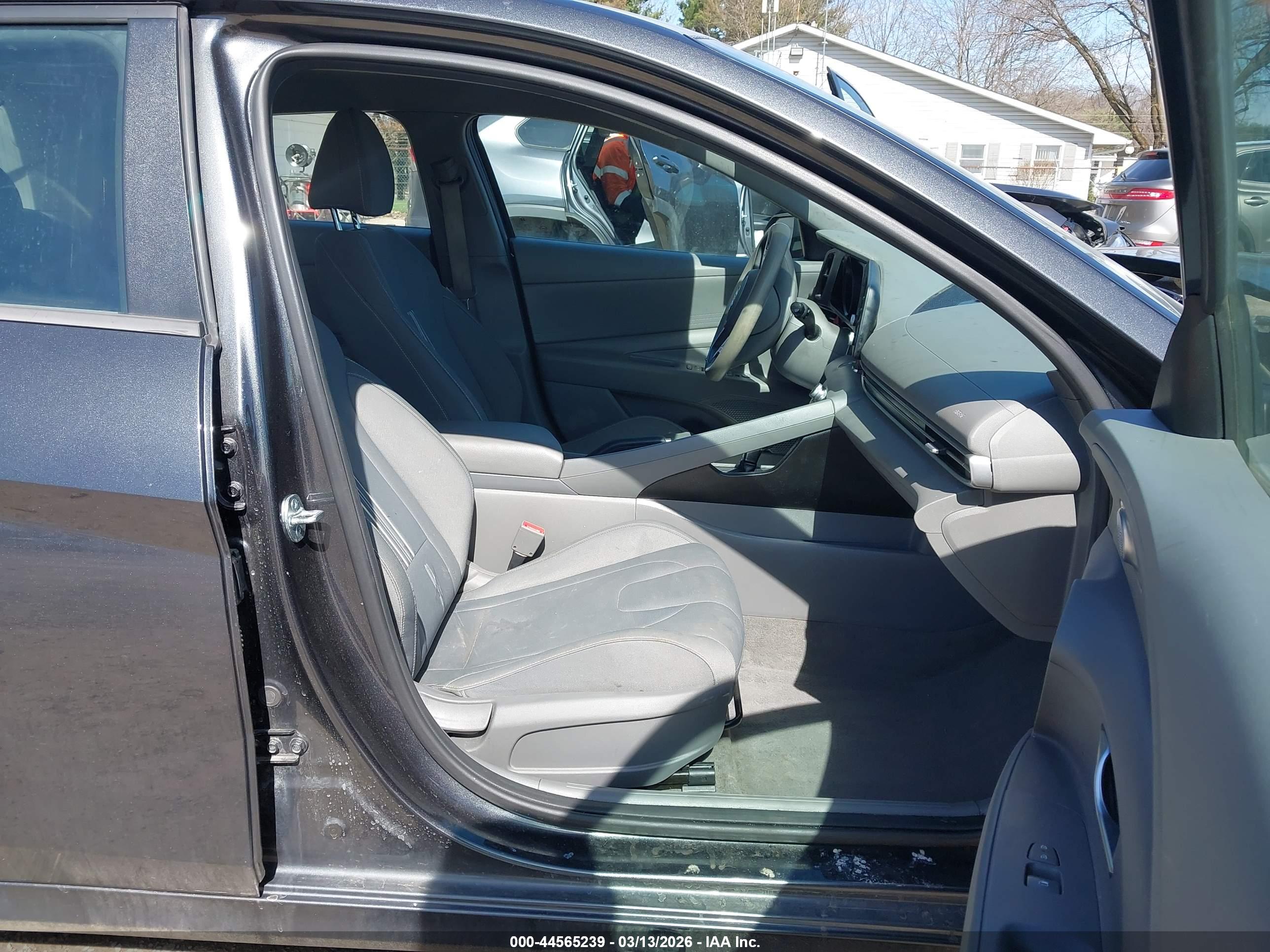 HYUNDAI ELANTRA image 5