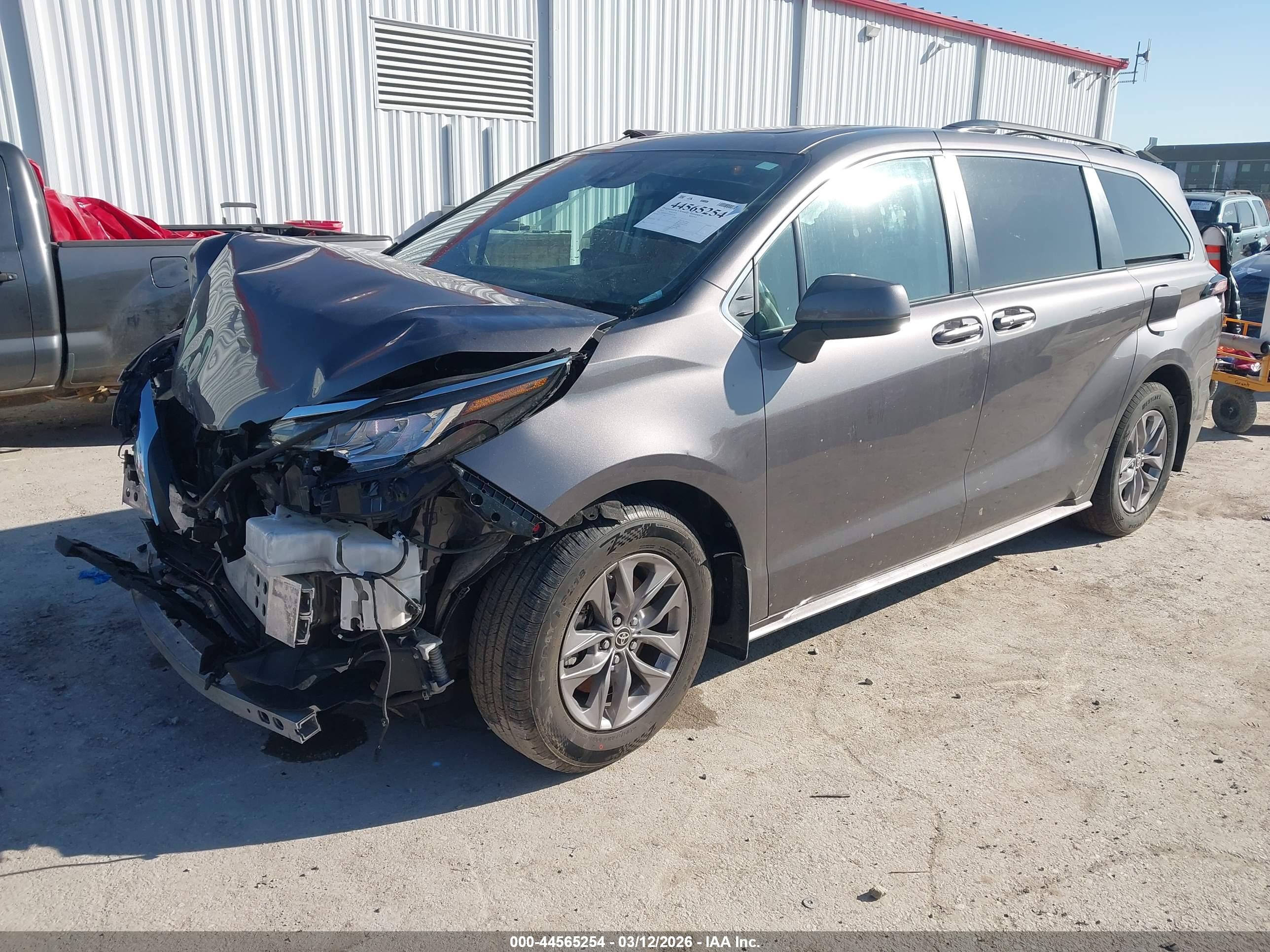 TOYOTA SIENNA image 2
