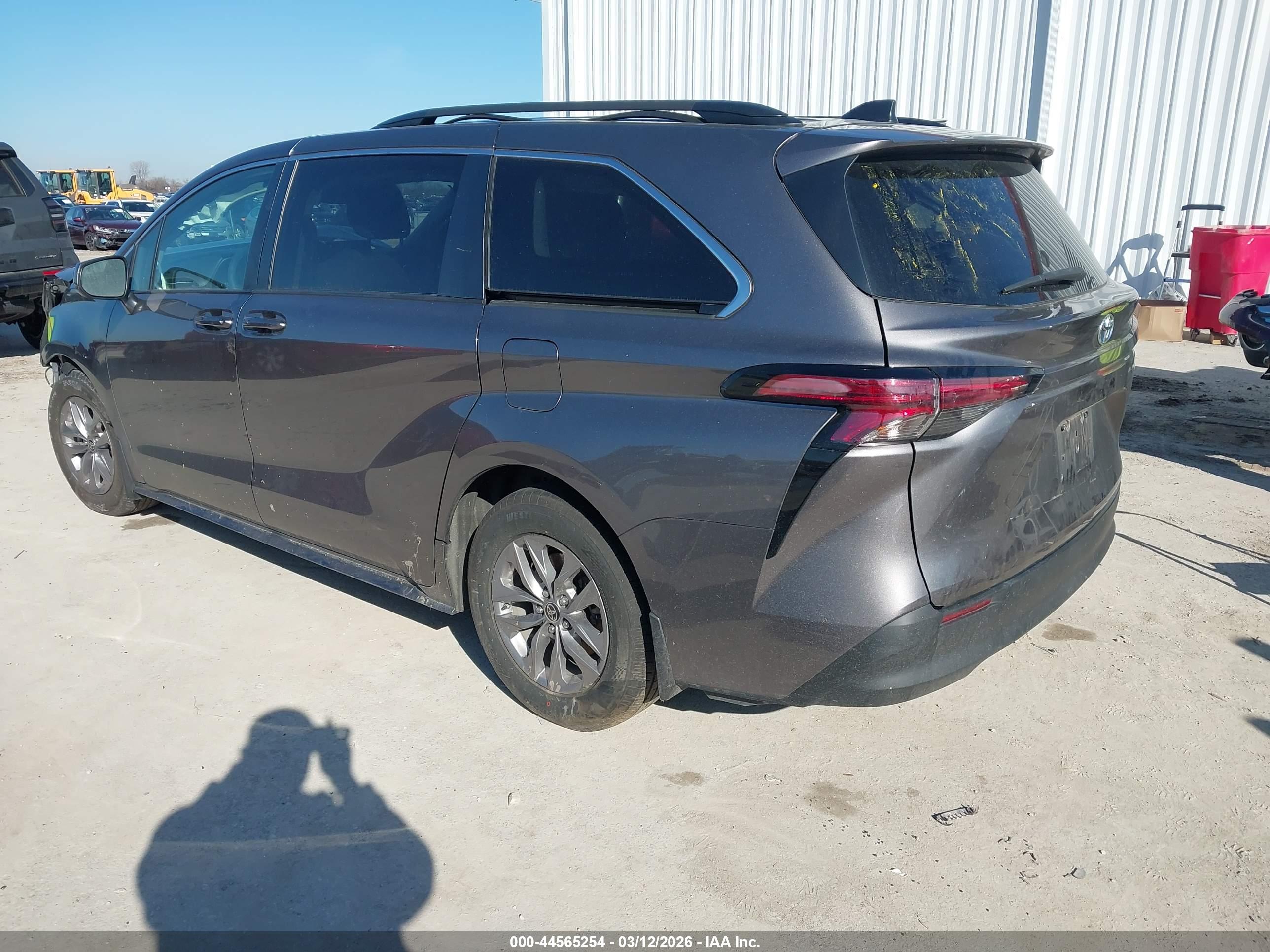 TOYOTA SIENNA image 3