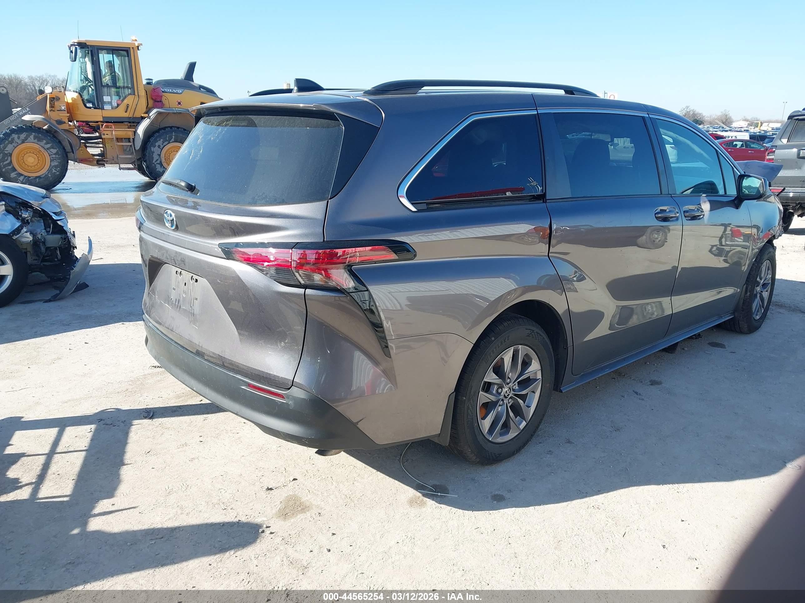 TOYOTA SIENNA image 4