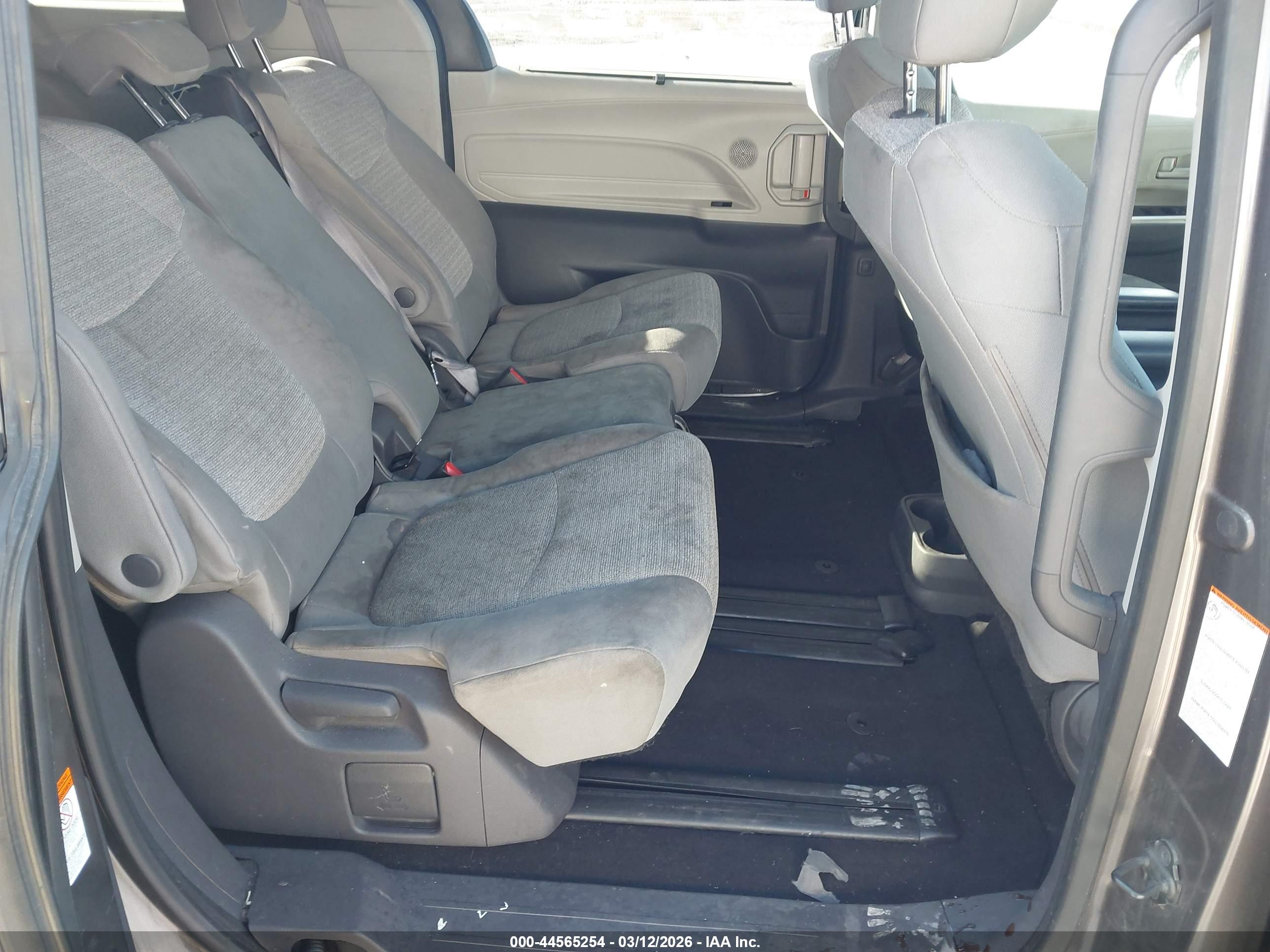 TOYOTA SIENNA image 8