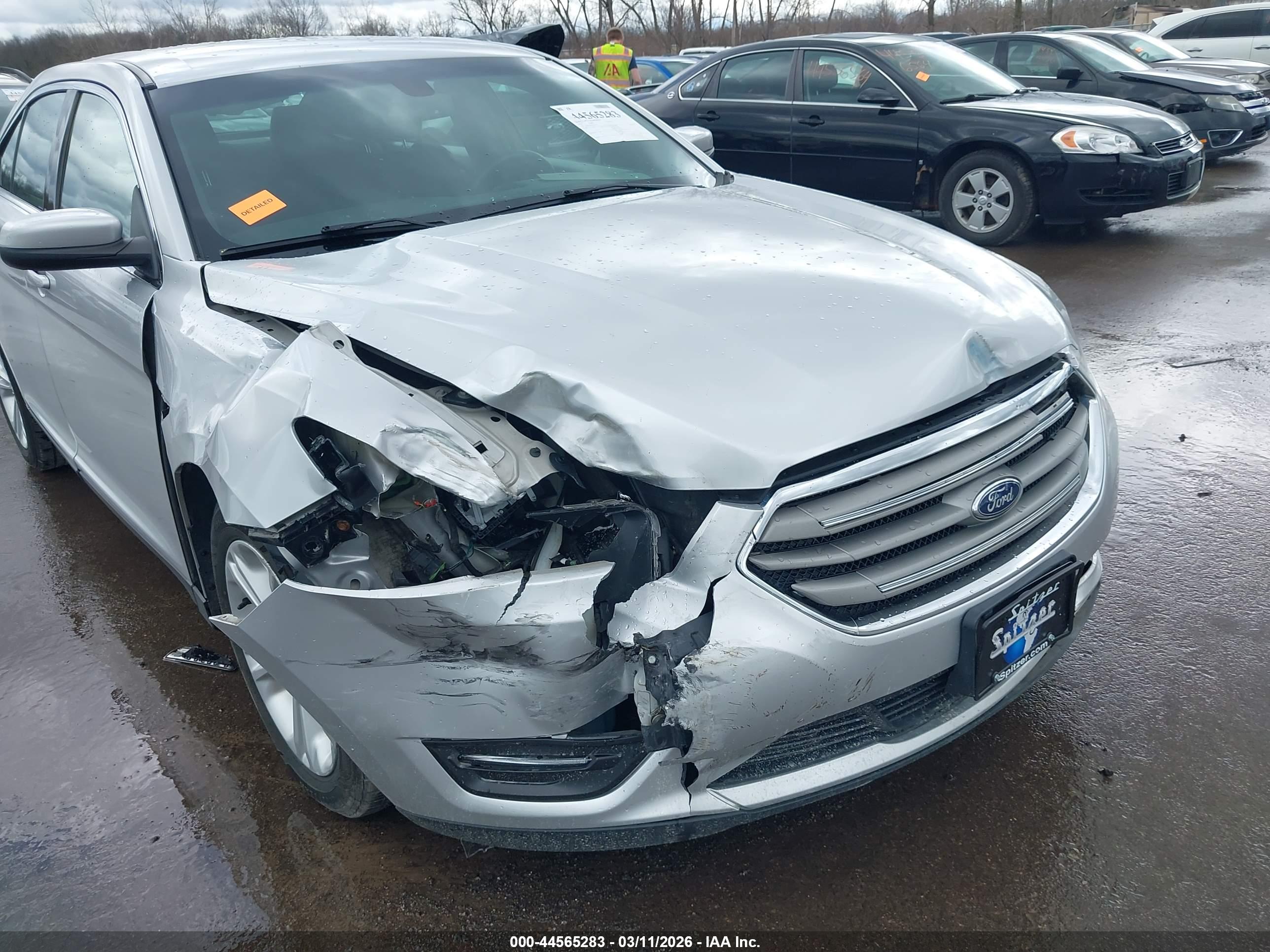 FORD TAURUS image 6