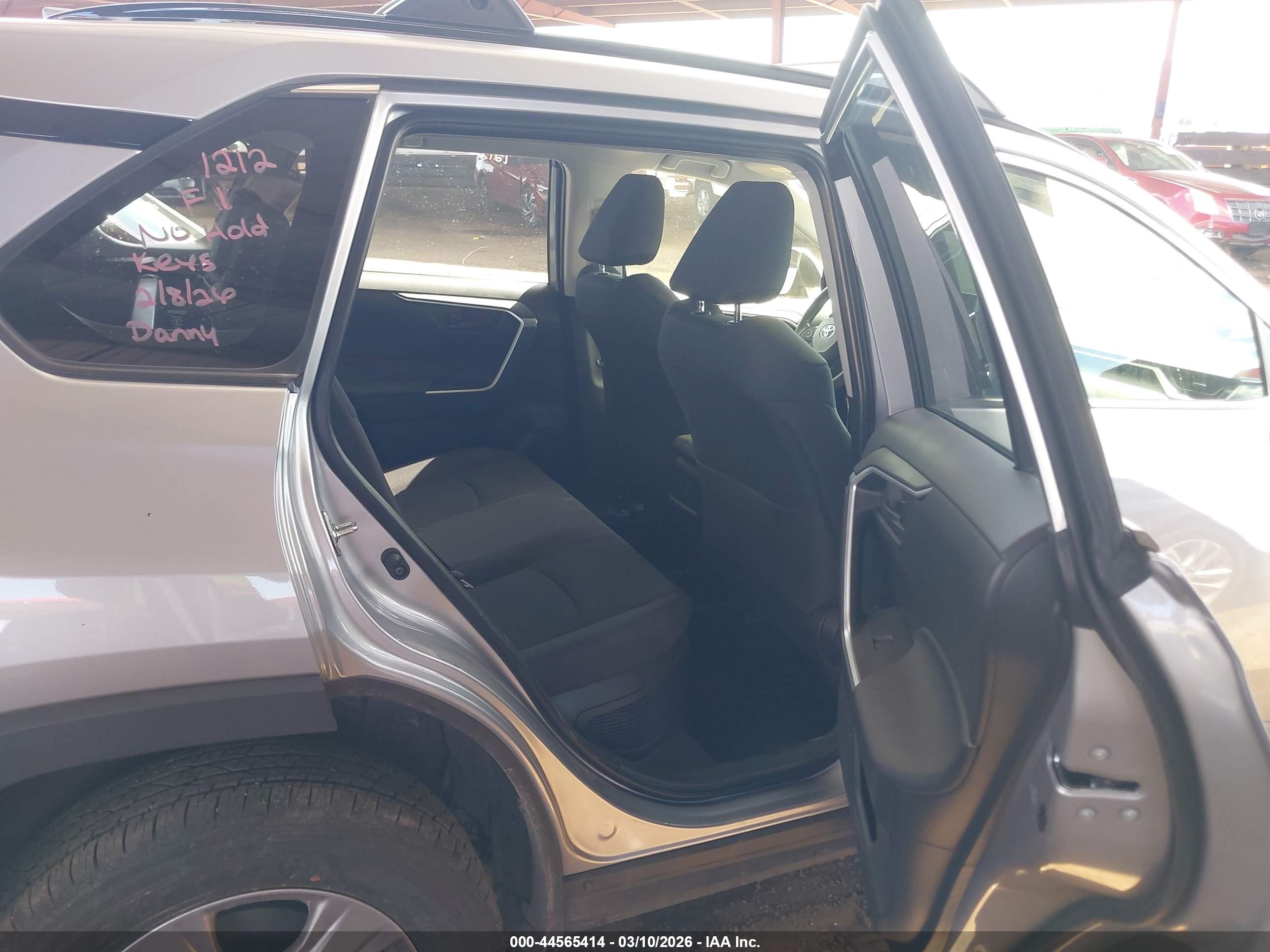 TOYOTA RAV4 image 8