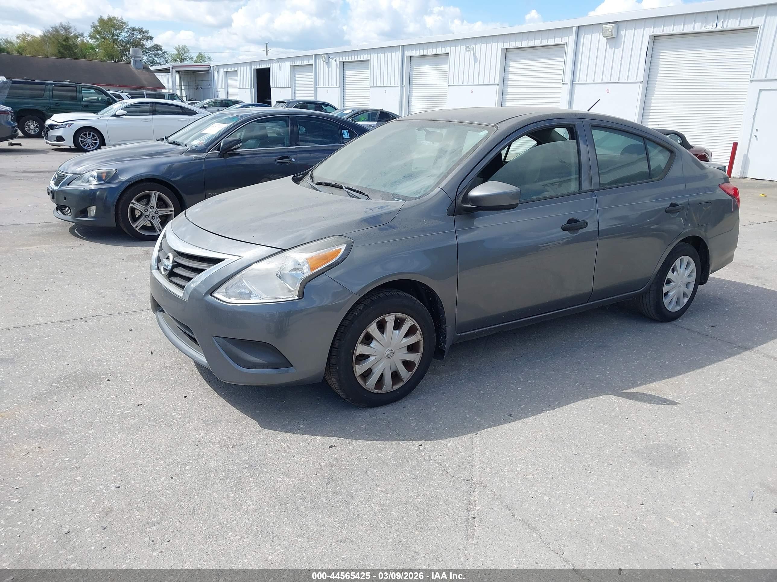 NISSAN VERSA image 2