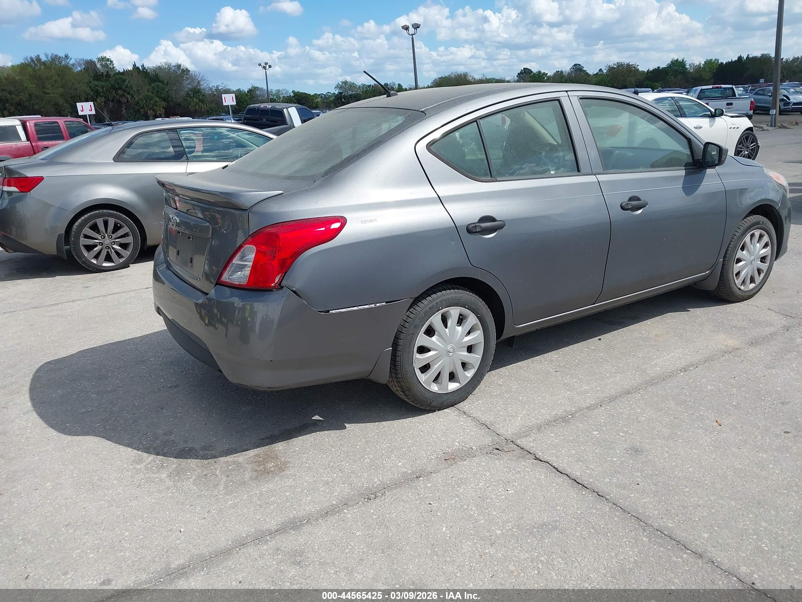 NISSAN VERSA image 4