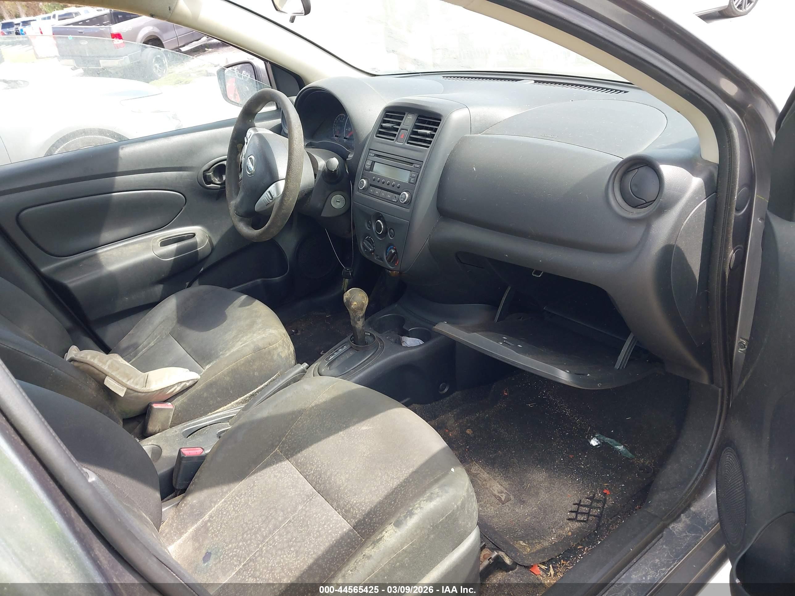 NISSAN VERSA image 5