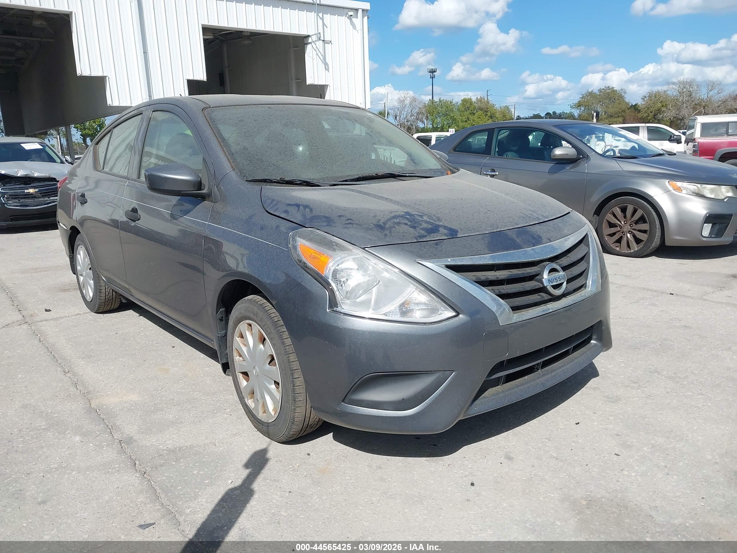 NISSAN VERSA image 6