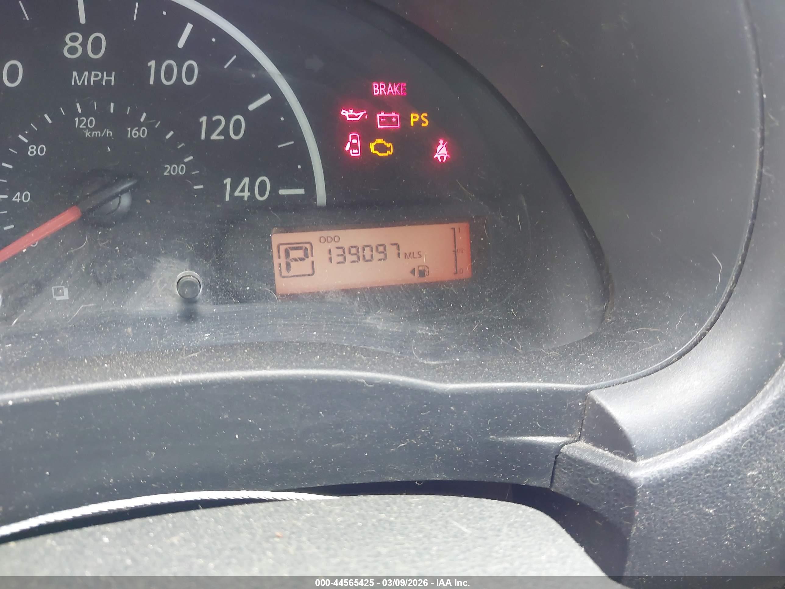 NISSAN VERSA image 7