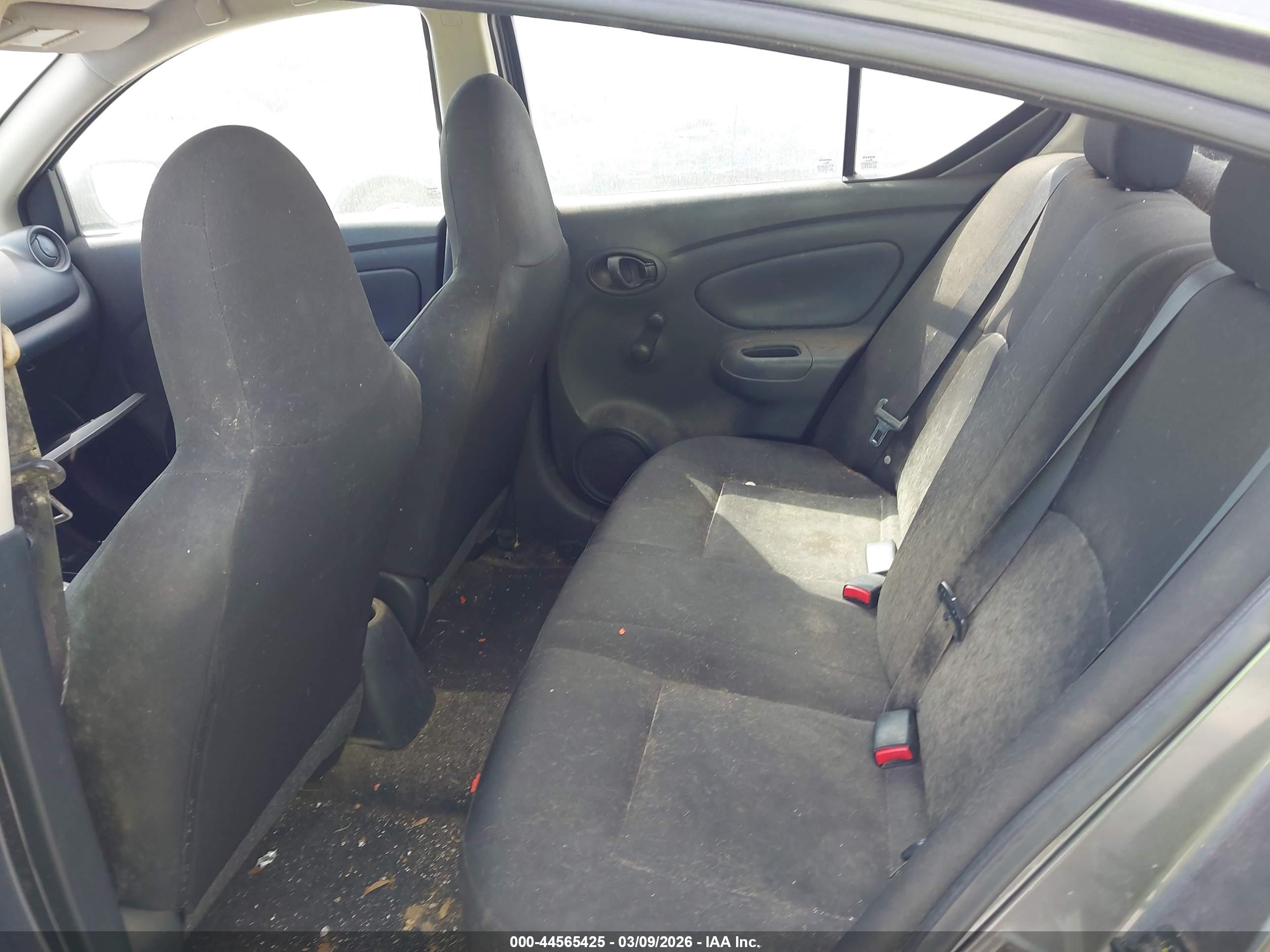NISSAN VERSA image 8