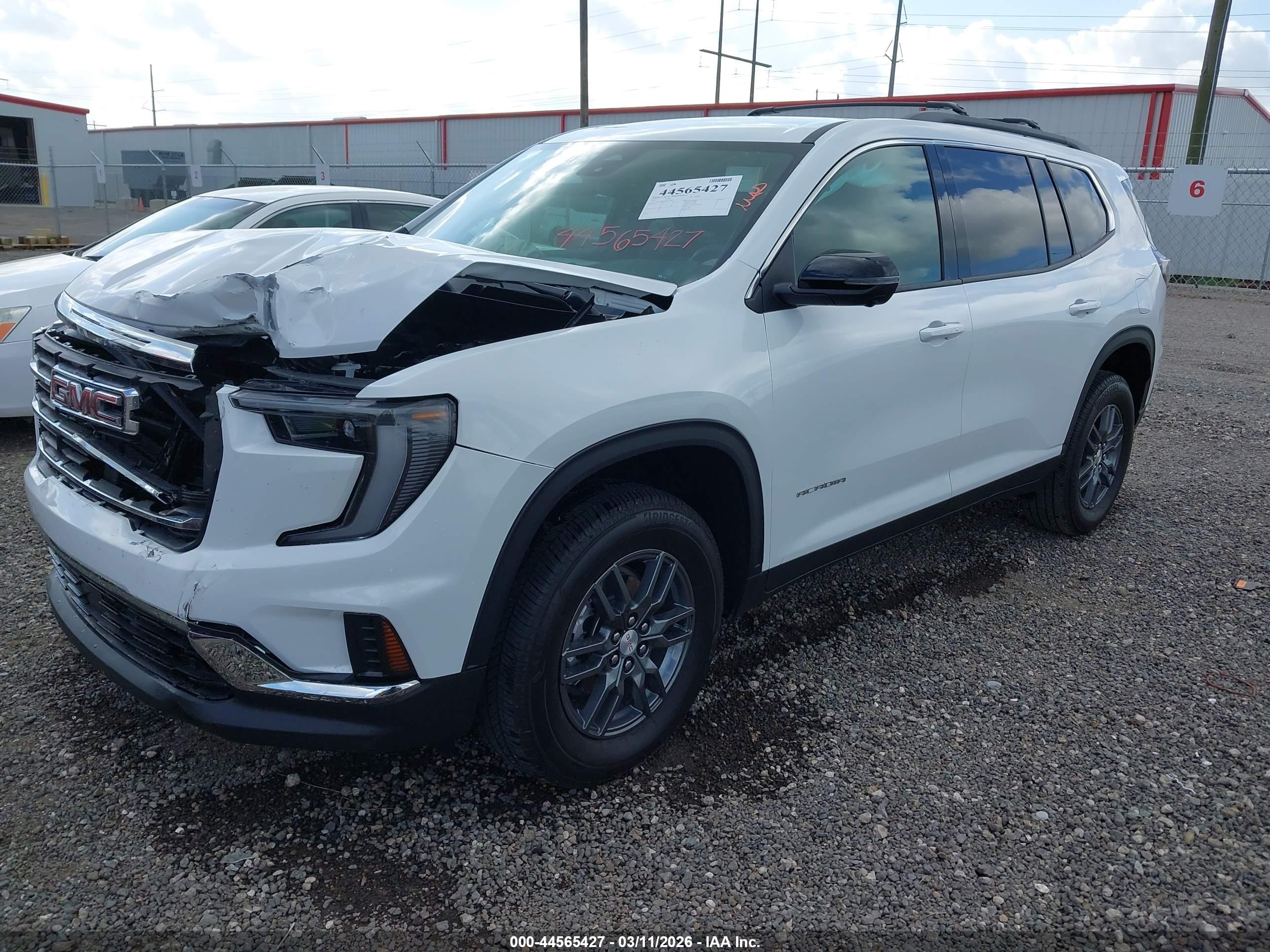 GMC ACADIA image 2