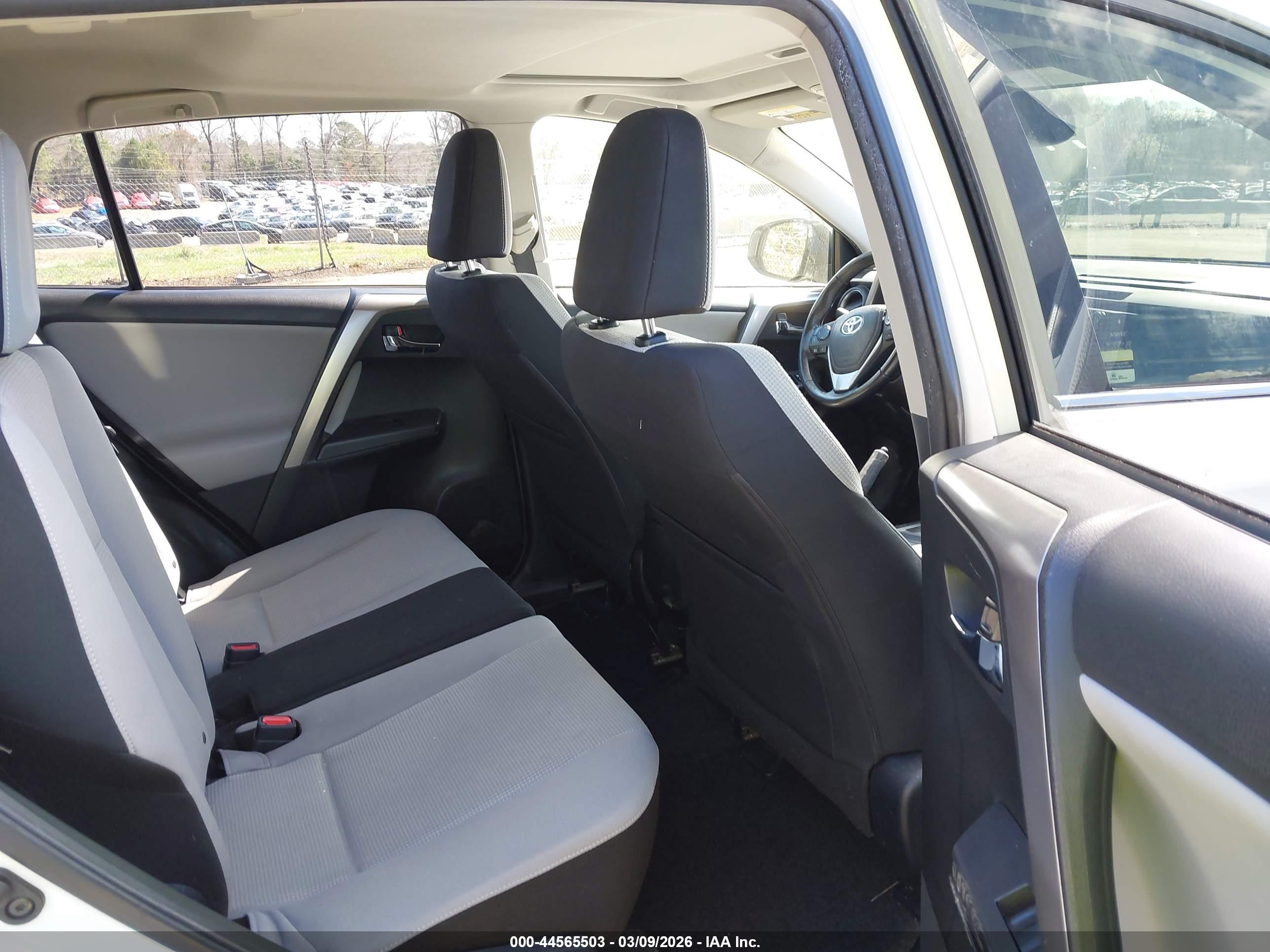 TOYOTA RAV4 image 8