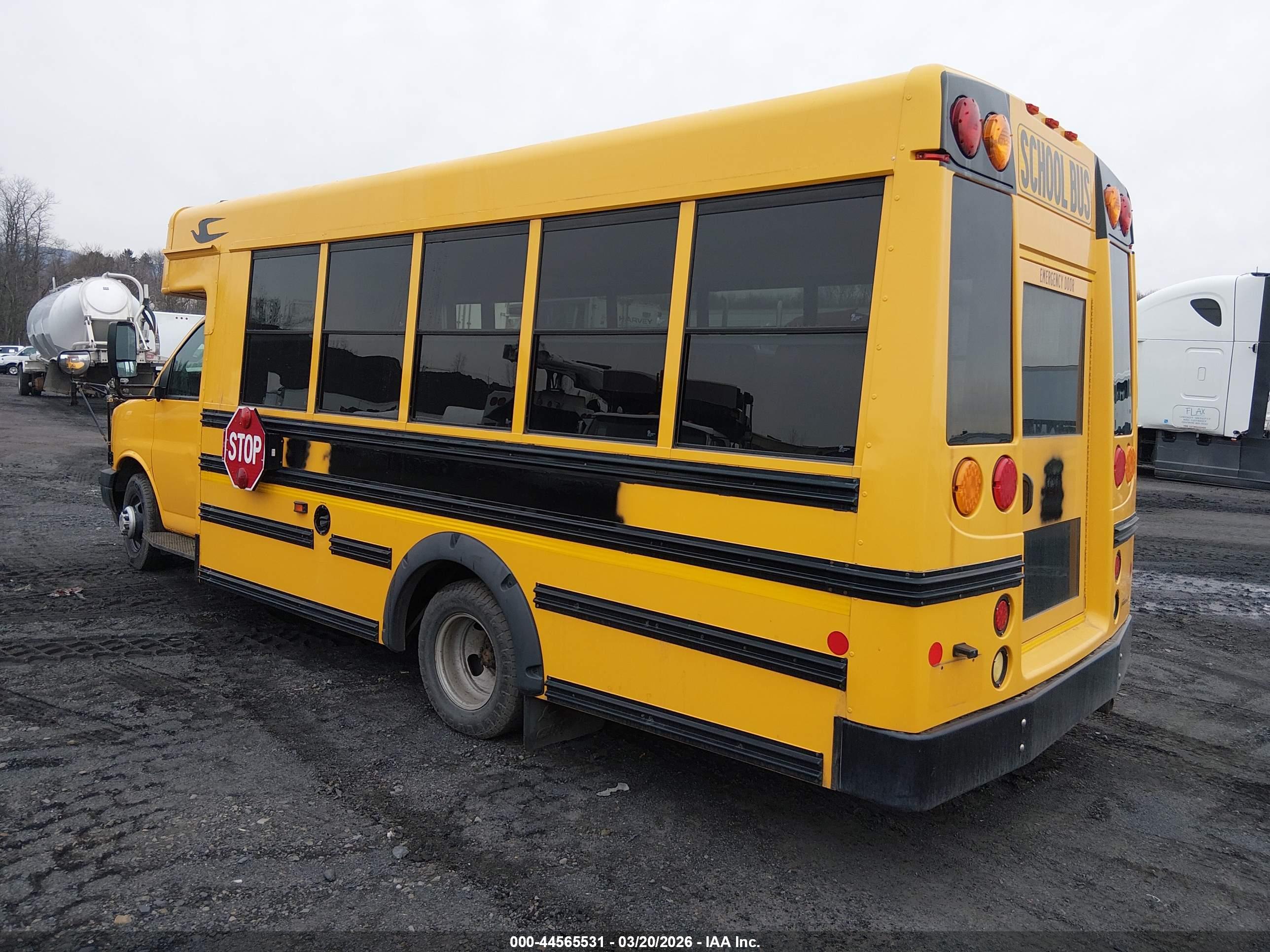 CHEVROLET BUS image 3