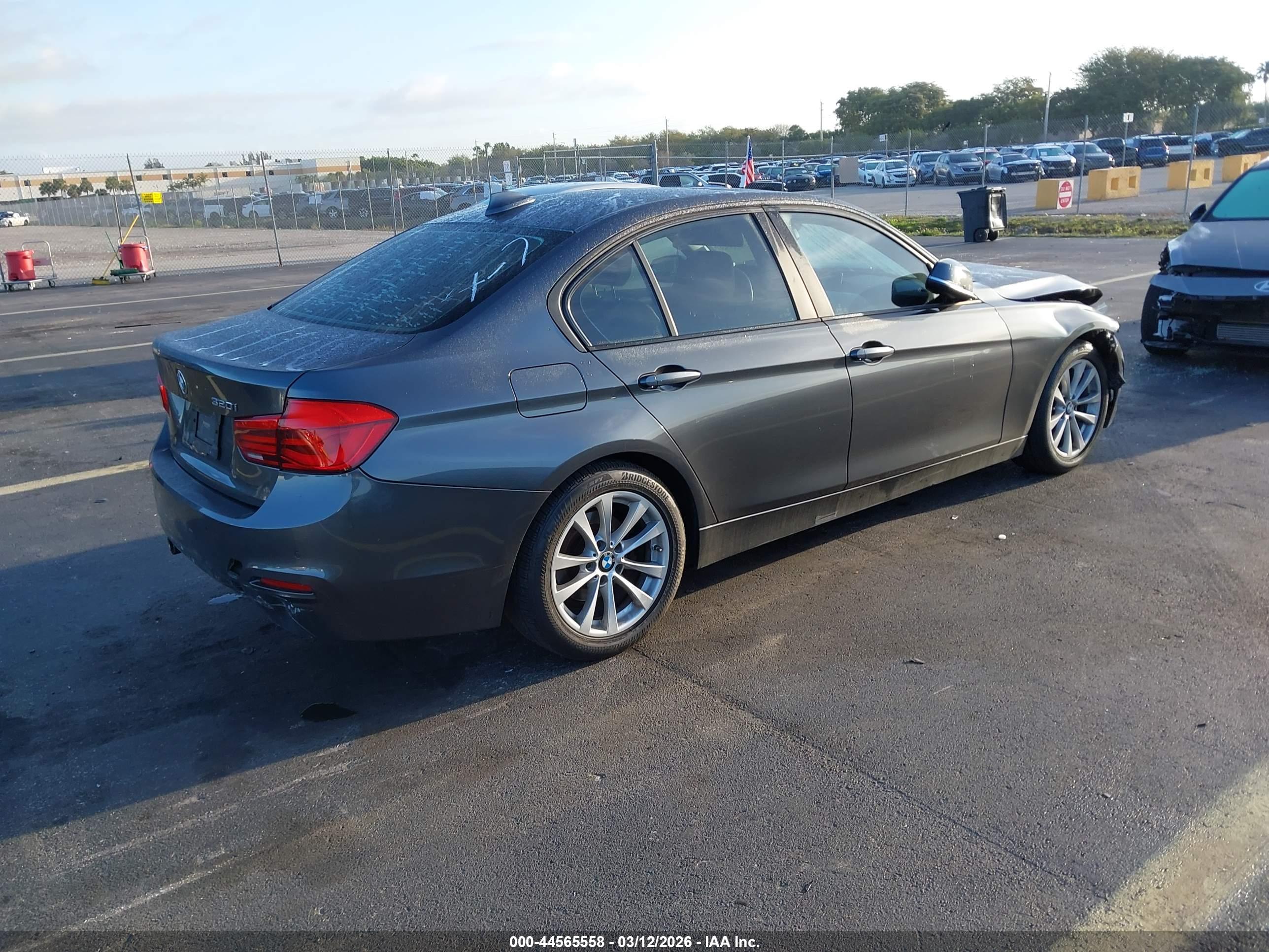 BMW 320I image 4