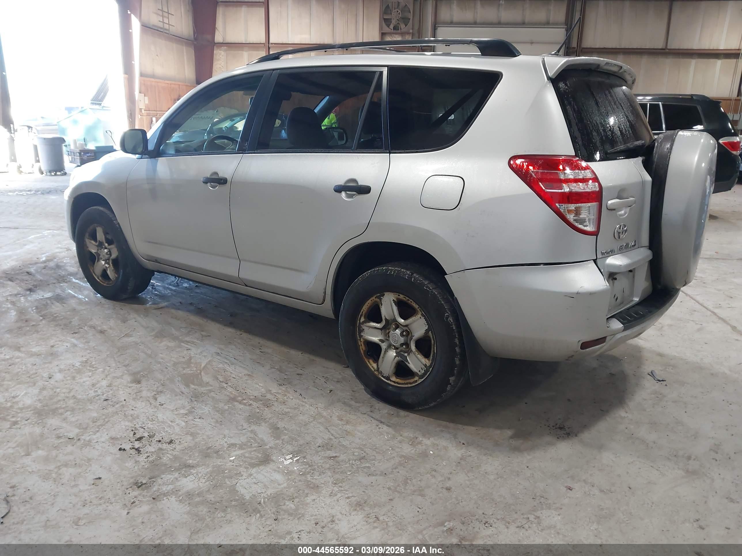 TOYOTA RAV4 image 3