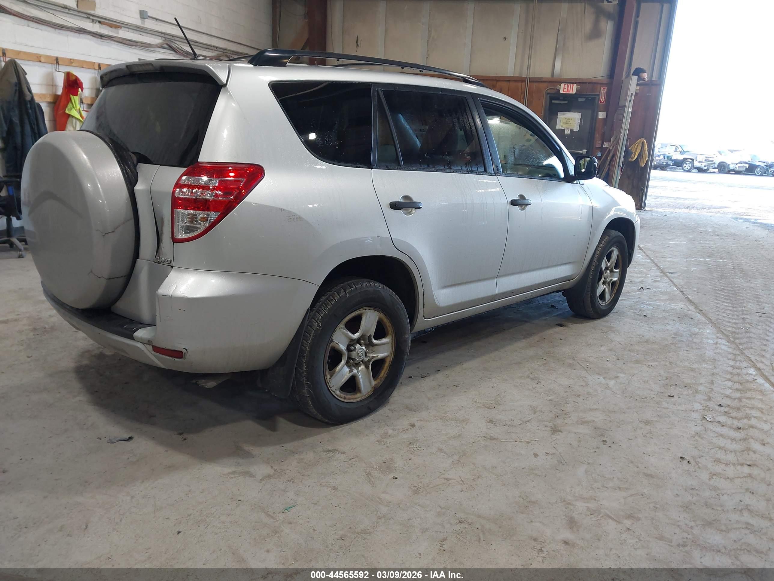 TOYOTA RAV4 image 4