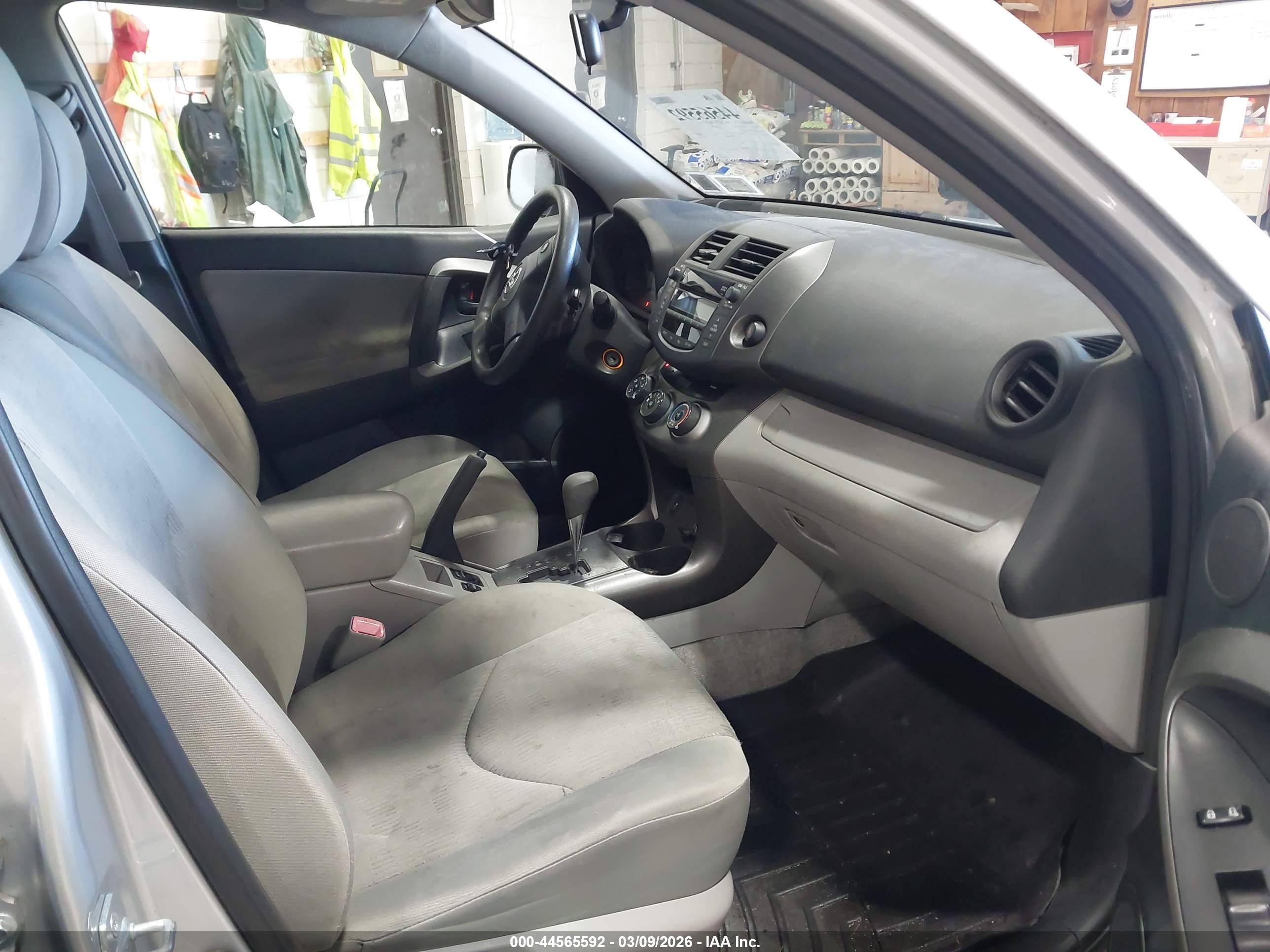 TOYOTA RAV4 image 5